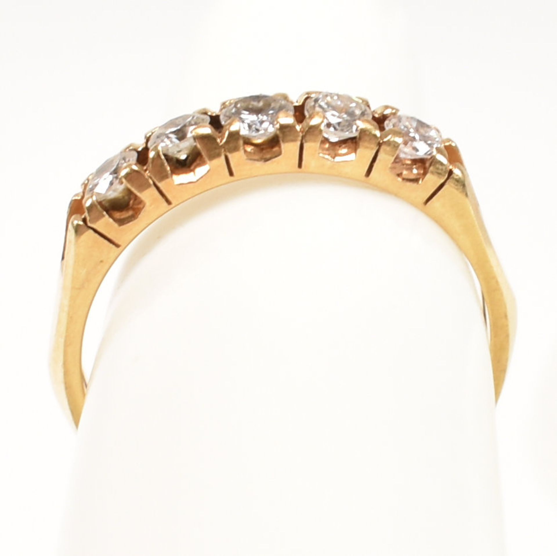 18CT GOLD & DIAMOND FIVE STONE RING - Image 9 of 9