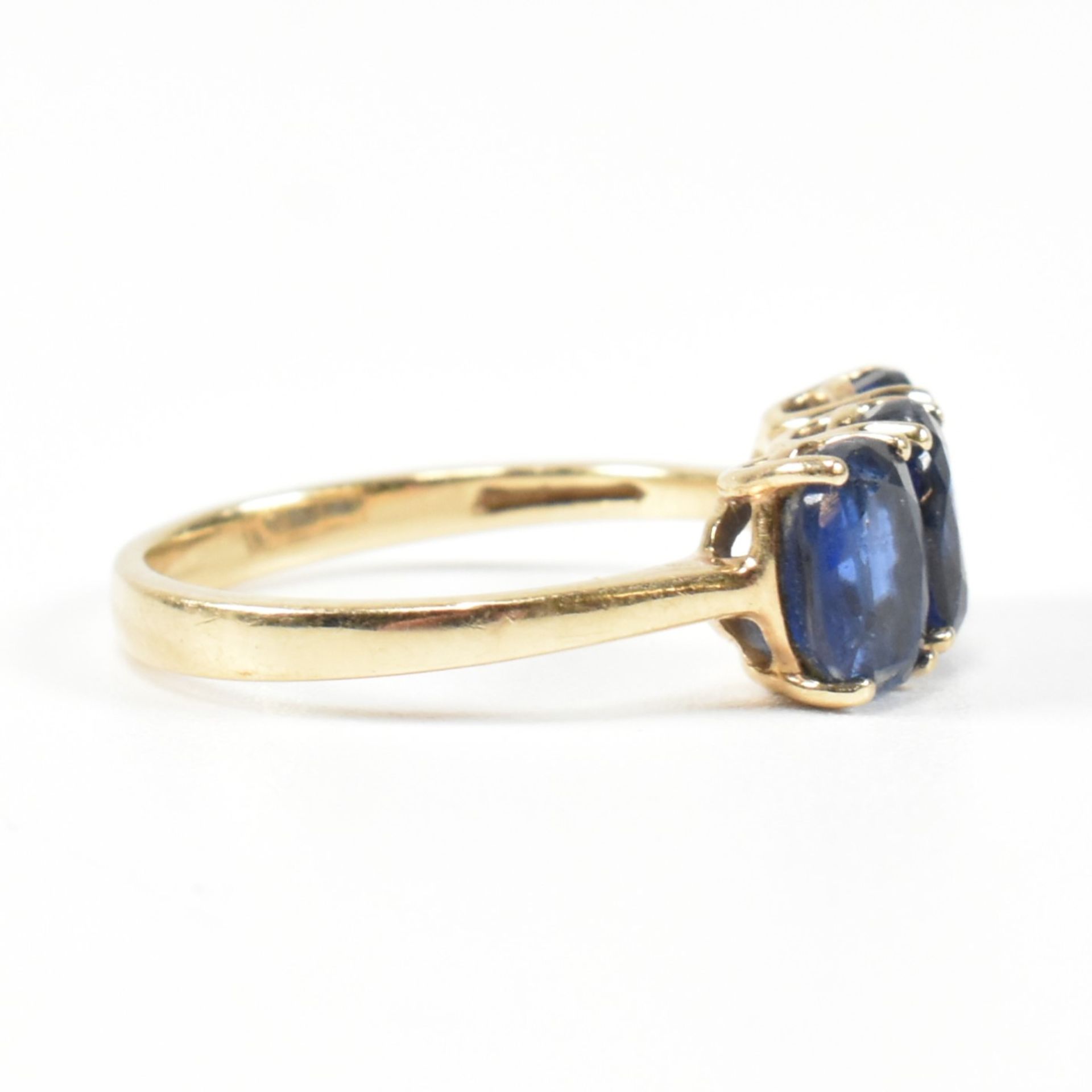 HALLMARKED 9CT GOLD & SYNTHETIC SAPPHIRE THREE STONE RING - Image 2 of 8