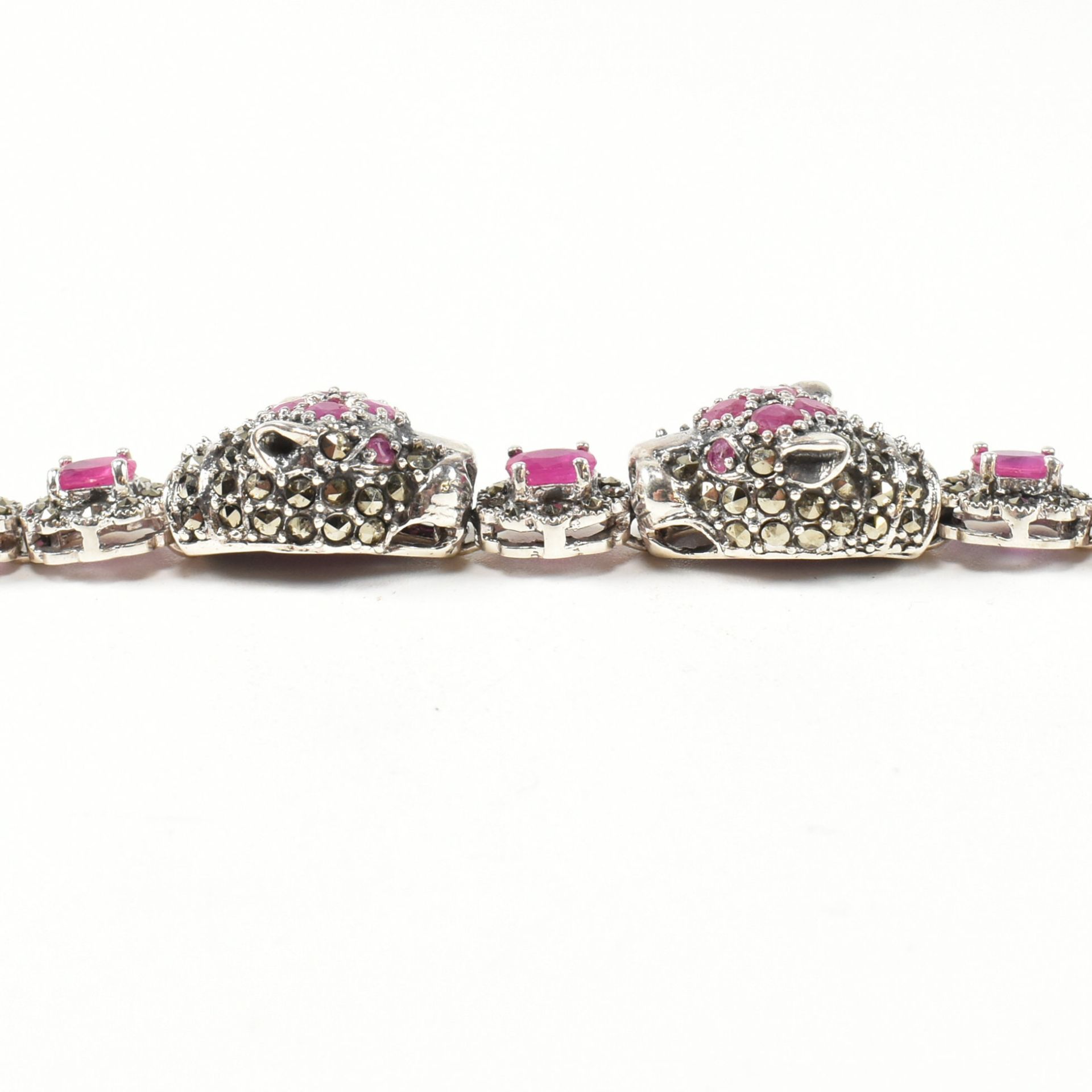A 925 SILVER MARCASITE & RUBY SET DOUBLE PANTHER HEAD BRACELET - Image 3 of 6