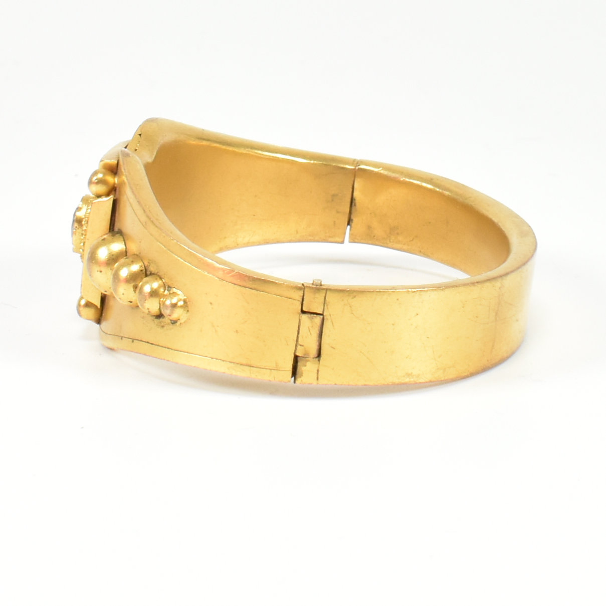 19TH CENTURY ETRUSCAN STYLE GILT HINGED BANGLE - Image 5 of 8