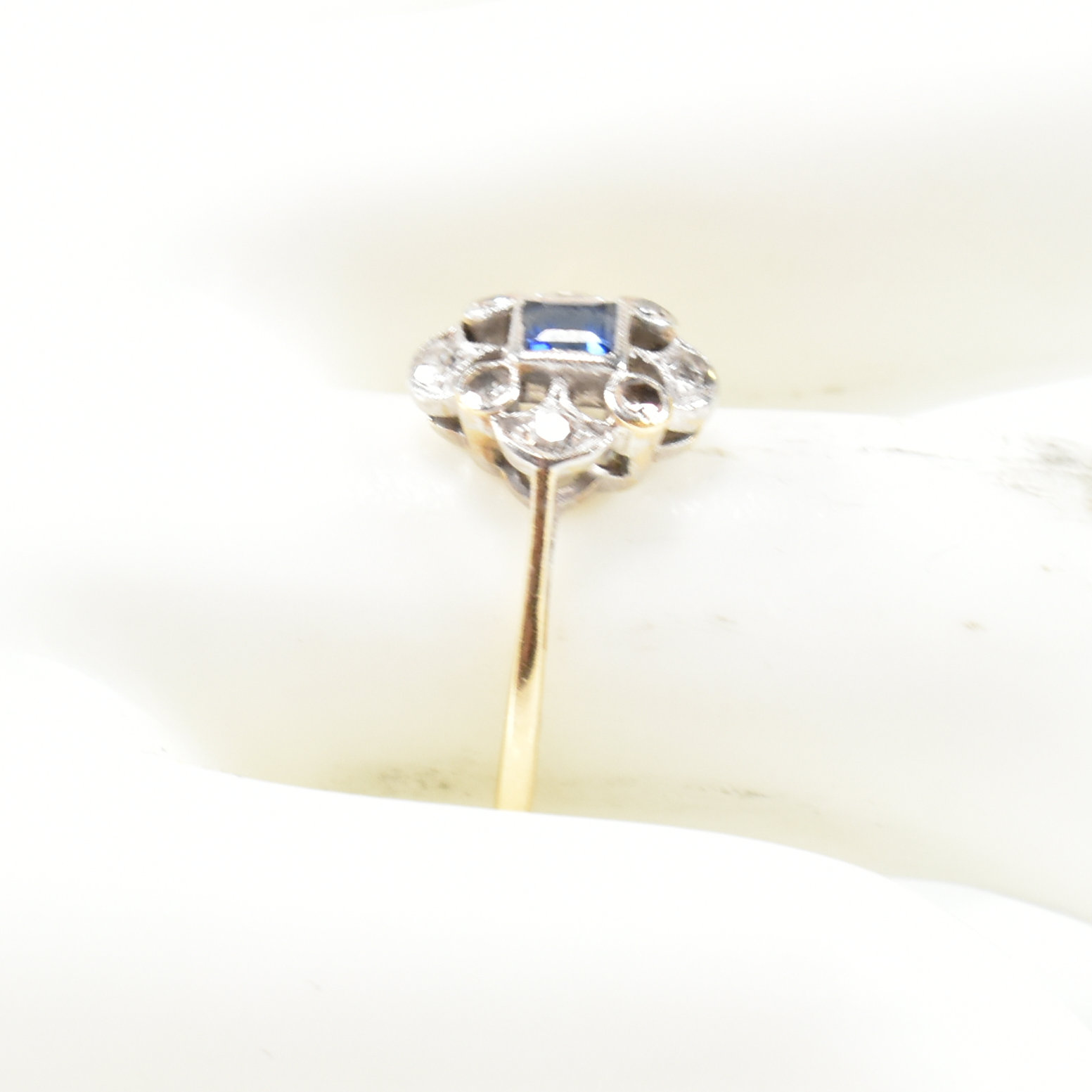 1920S 18CT GOLD SAPPHIRE & DIAMOND CLUSTER RING - Image 8 of 8