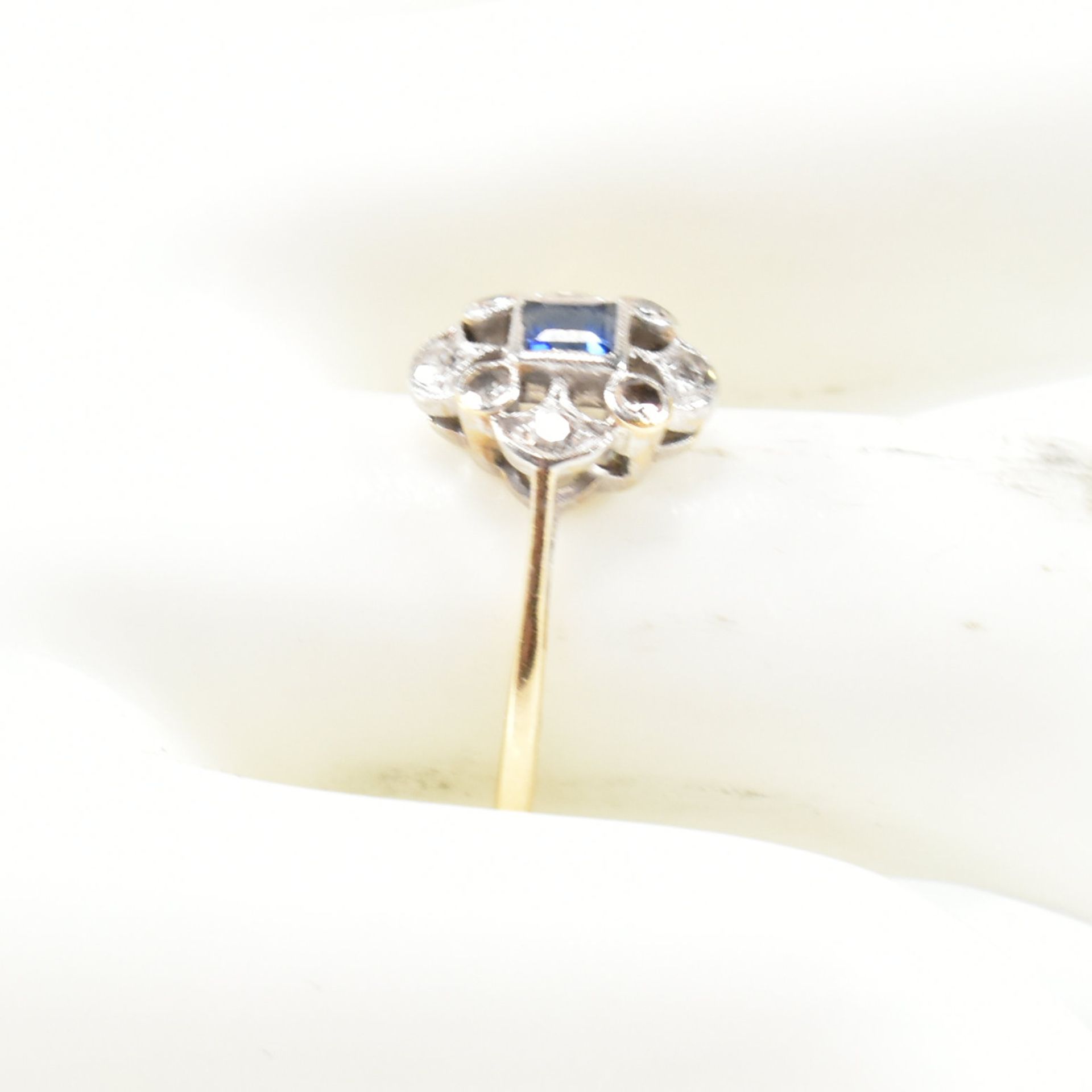 1920S 18CT GOLD SAPPHIRE & DIAMOND CLUSTER RING - Bild 8 aus 8