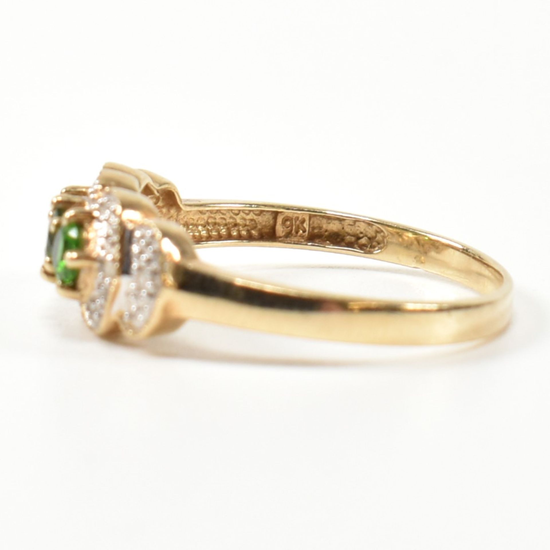 HALLMARKED 9CT GOLD DIOPSIDE & DIAMOND THREE STONE RING - Image 7 of 10