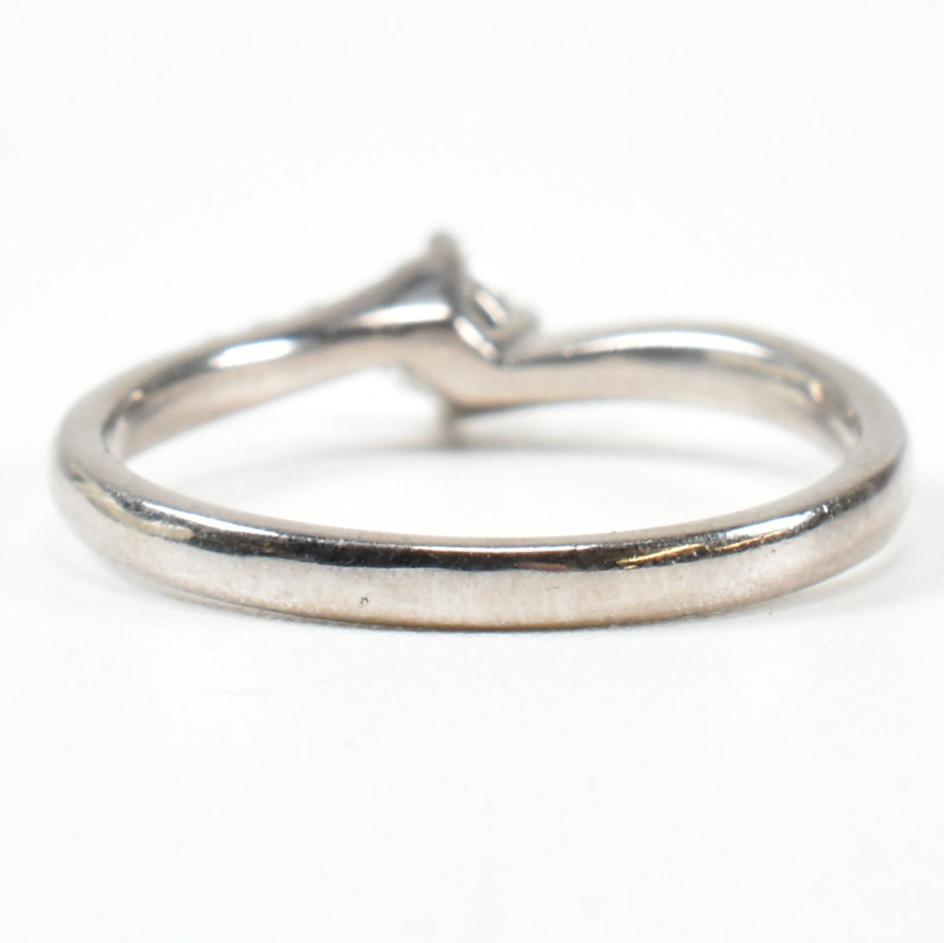 HALLMARKED 18CT WHITE GOLD & DIAMOND CROSSOVER RING - Image 3 of 9