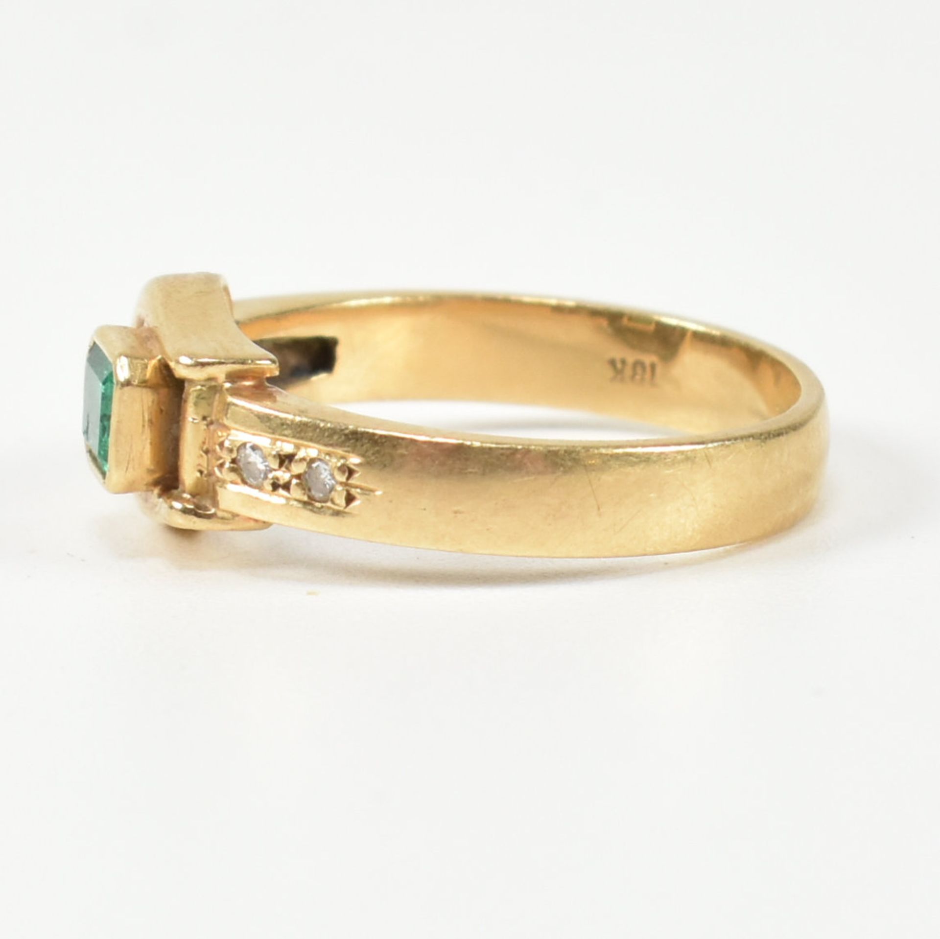 18CT GOLD DIAMOND & EMERALD BUCKLE RING - Bild 3 aus 7