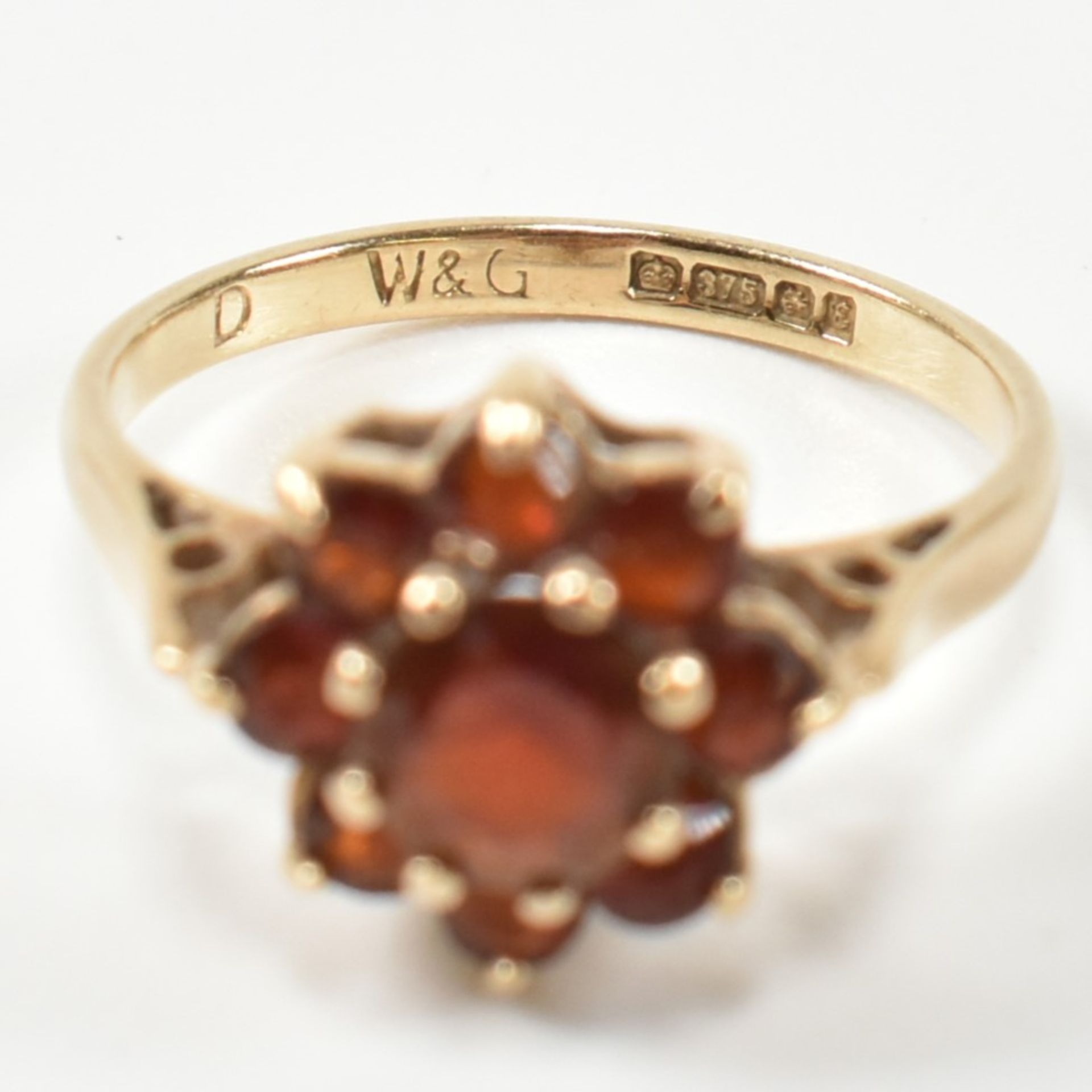 HALLMARKED 9CT GOLD & GARNET CLUSTER RING - Image 8 of 9