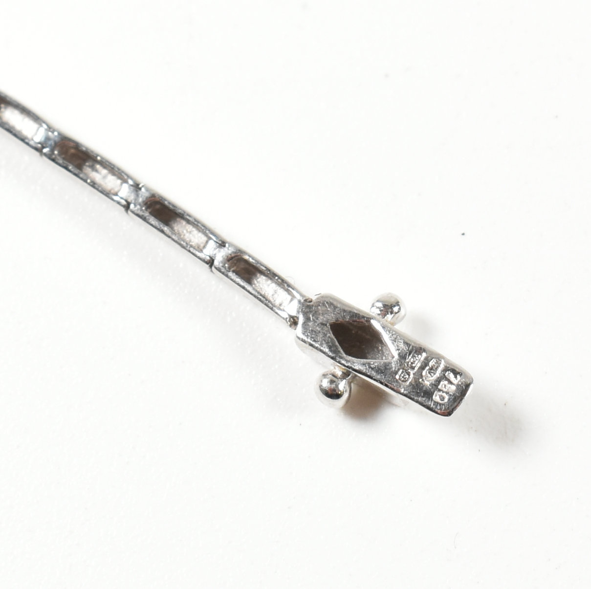 HALLMARKED 18CT WHITE GOLD & DIAMOND LINE NECKLACE - Image 6 of 9