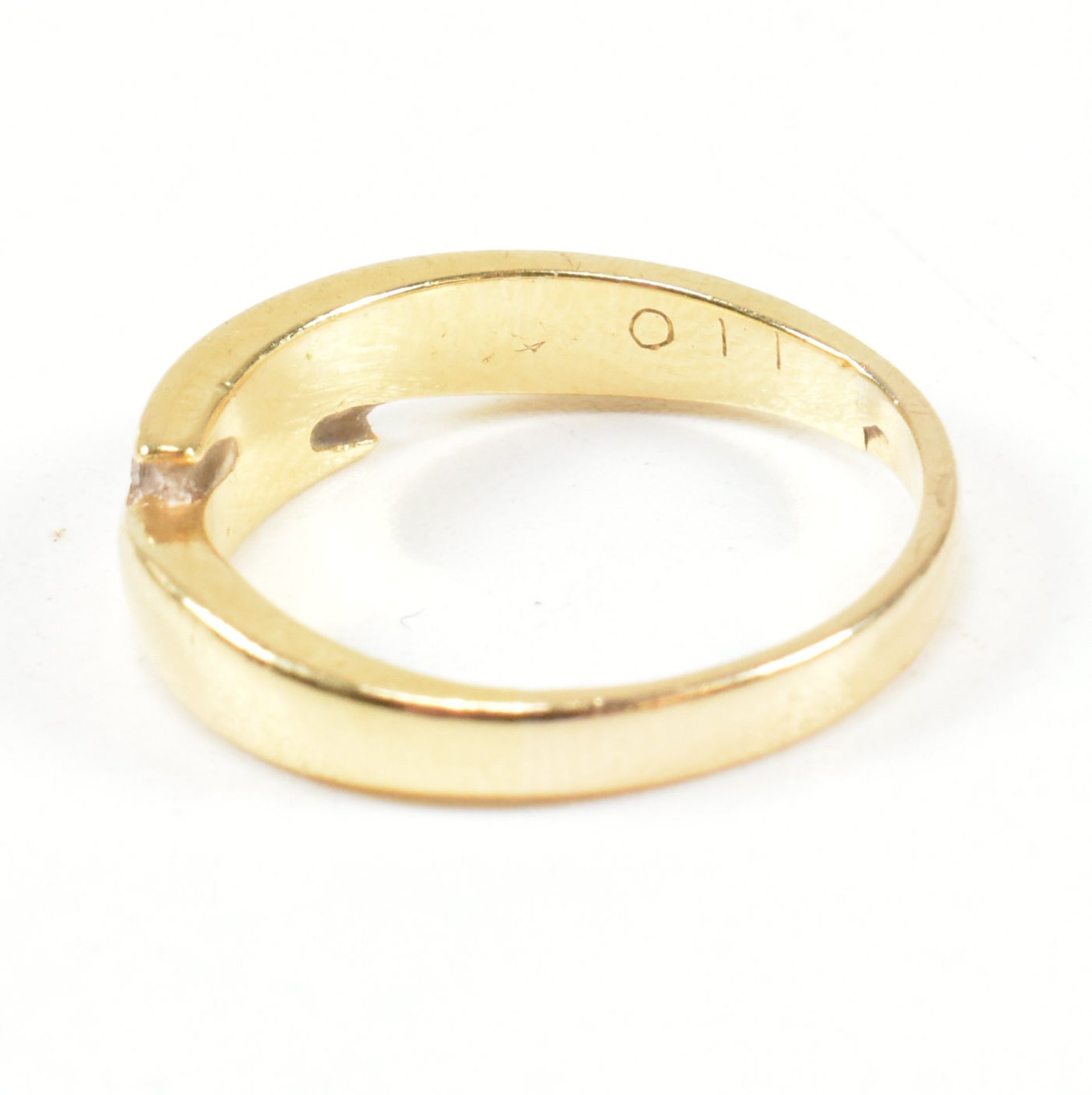18CT GOLD & DIAMOND CROSSOVER BAND RING - Image 6 of 8