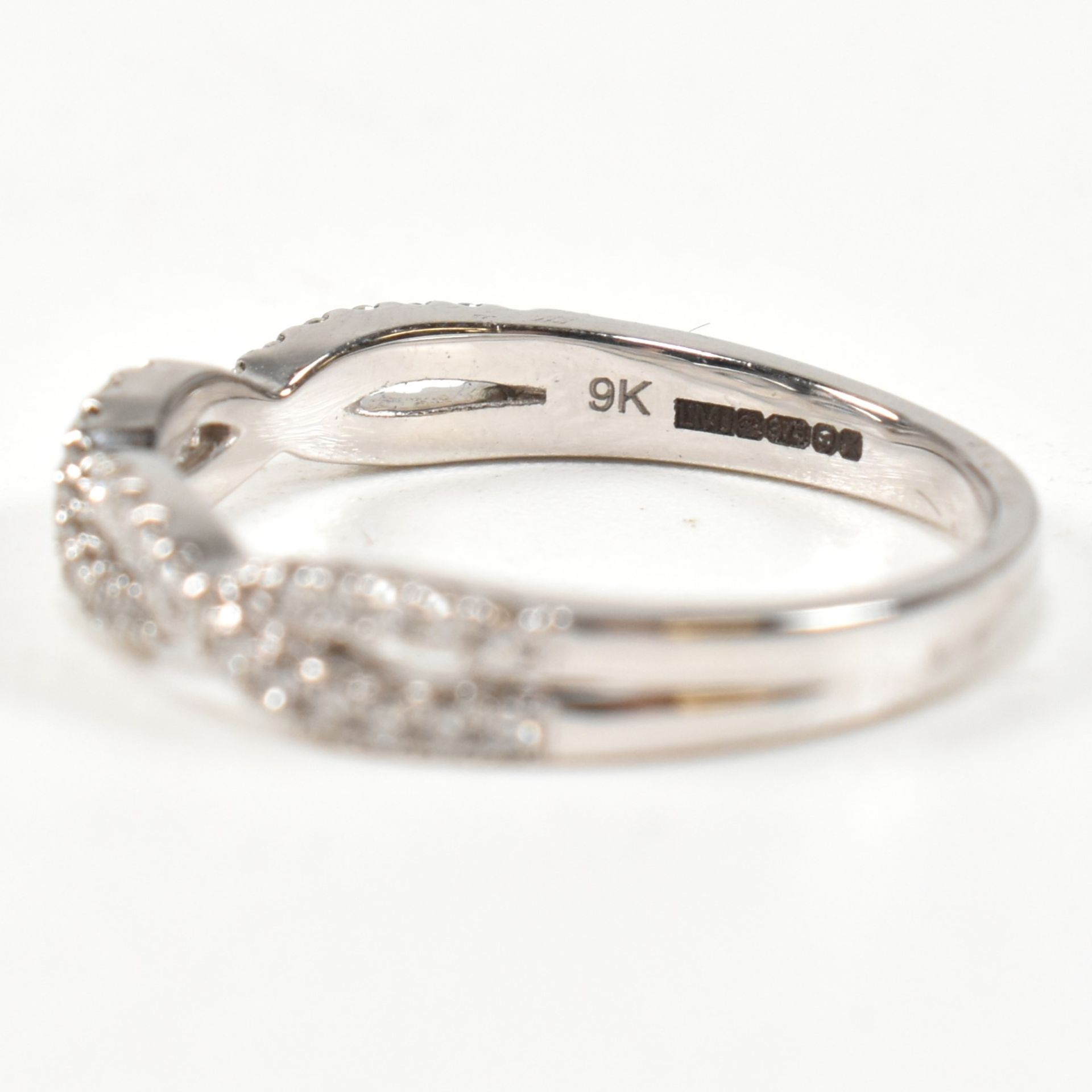 HALLMARKED 9CT GOLD & DIAMOND CROSSOVER RING. - Image 7 of 8