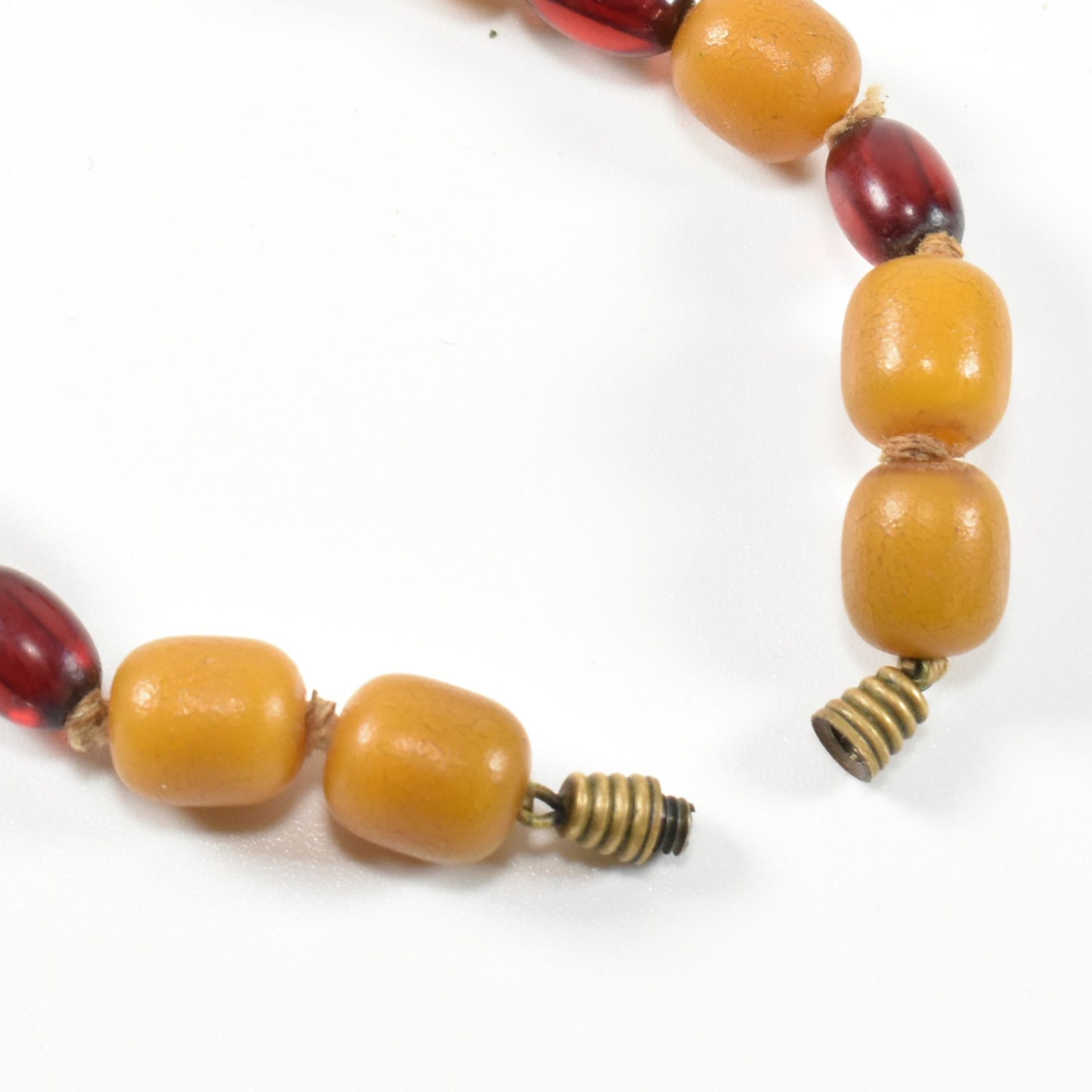 20TH CENTURY YELLOW & CHERRY BAKELITE BEAD NECKLACE - Bild 6 aus 6