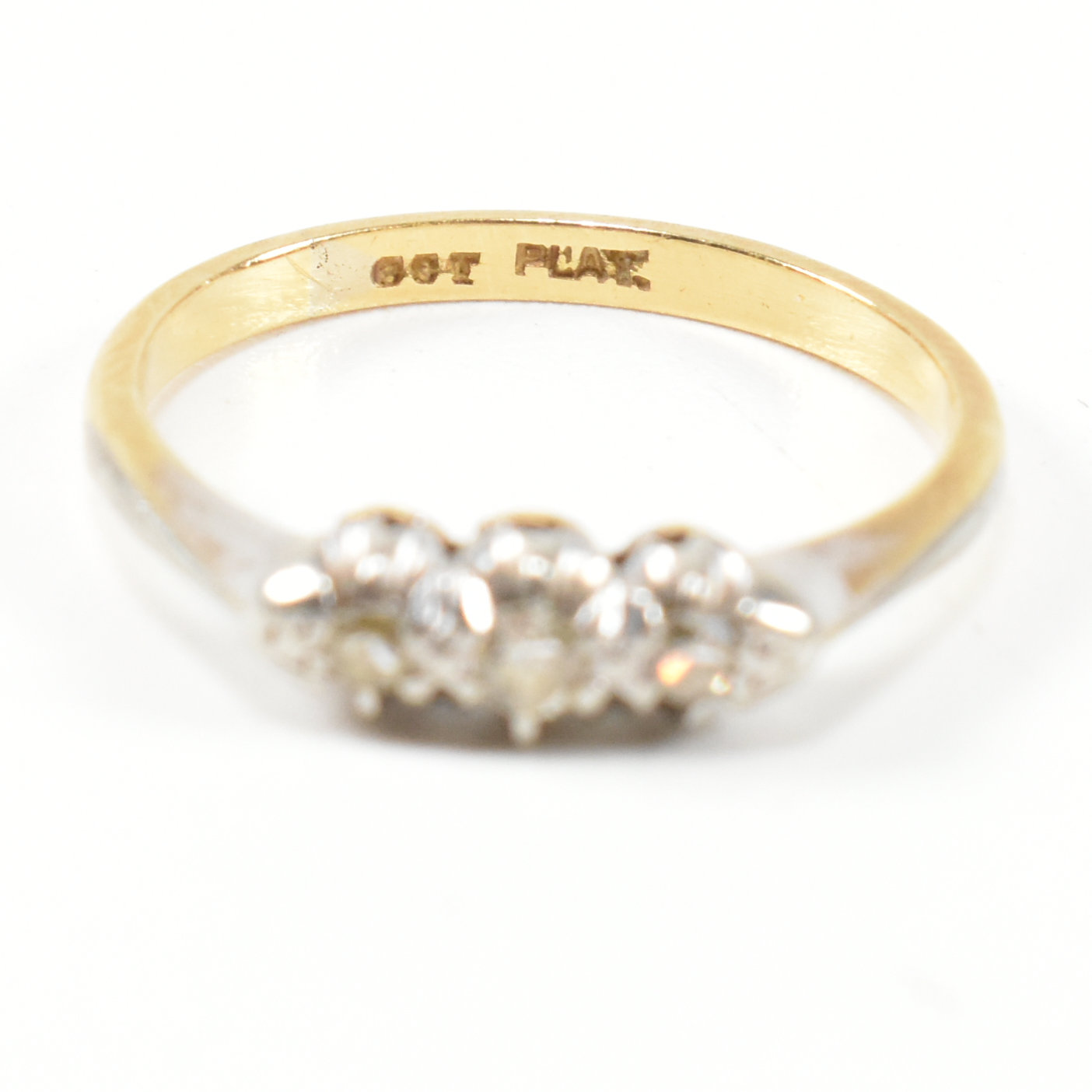 9CT GOLD & PLATINUM DIAMOND THREE STONE RING - Image 8 of 10