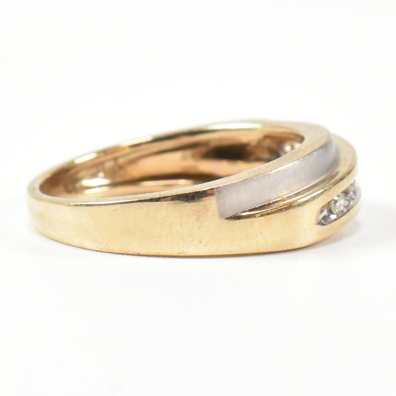 HALLMARKED 9CT GOLD & DIAMOND TWO TONE BAND RING - Image 4 of 9