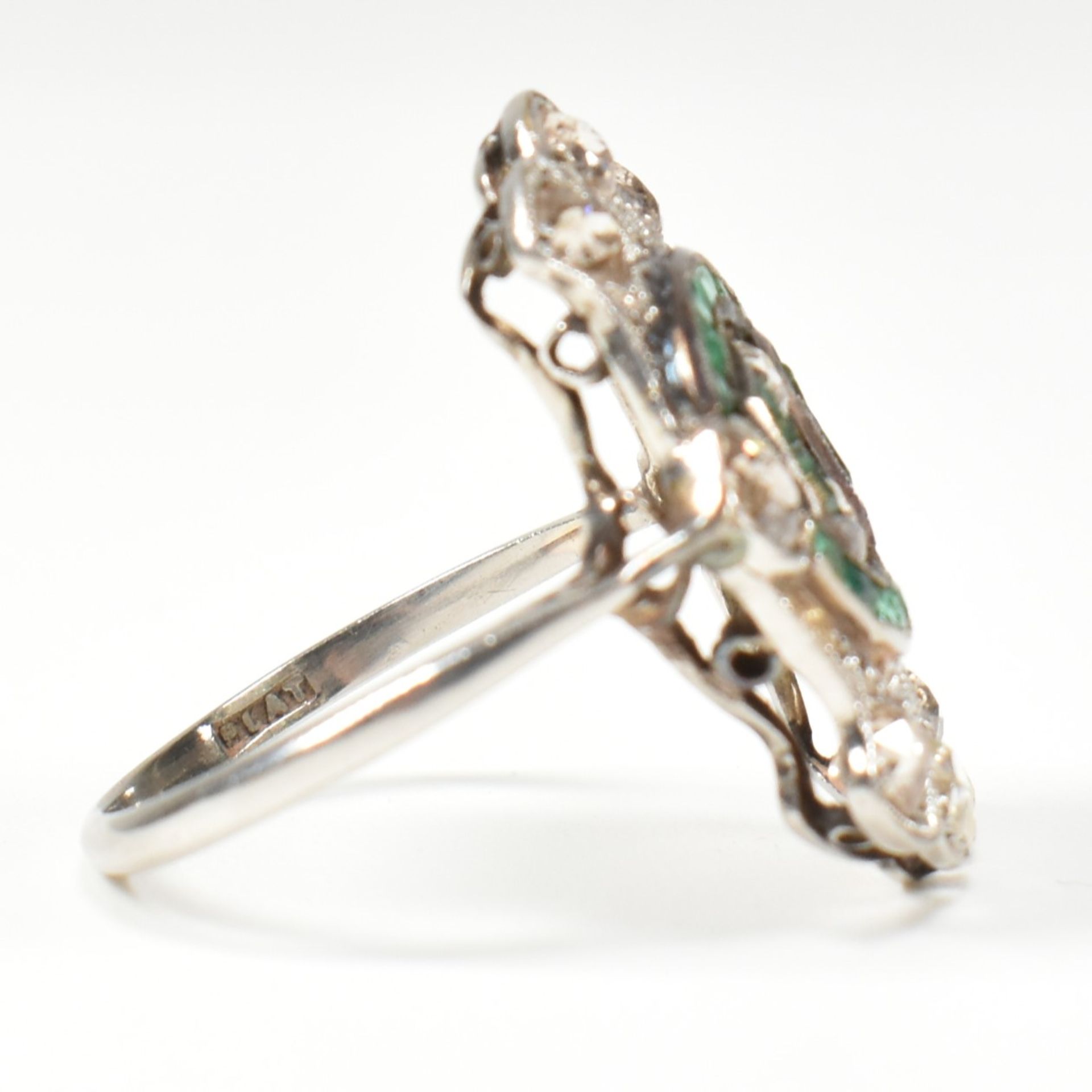 ART DECO PLATINUM EMERALD & DIAMOND RING - Image 5 of 10