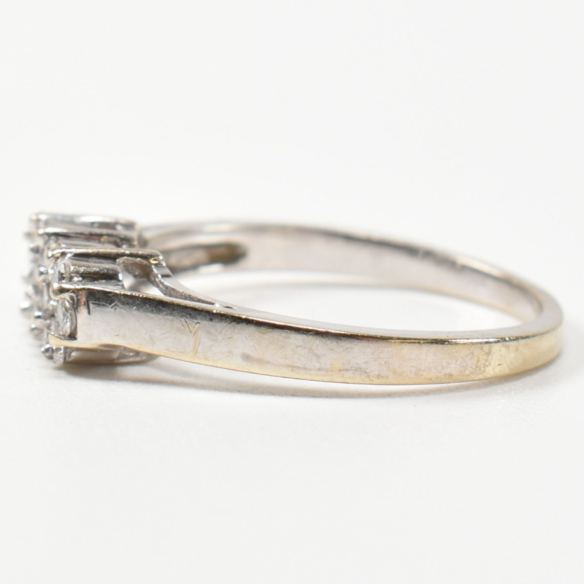 18CT WHITE GOLD & DIAMOND RING - Image 6 of 8