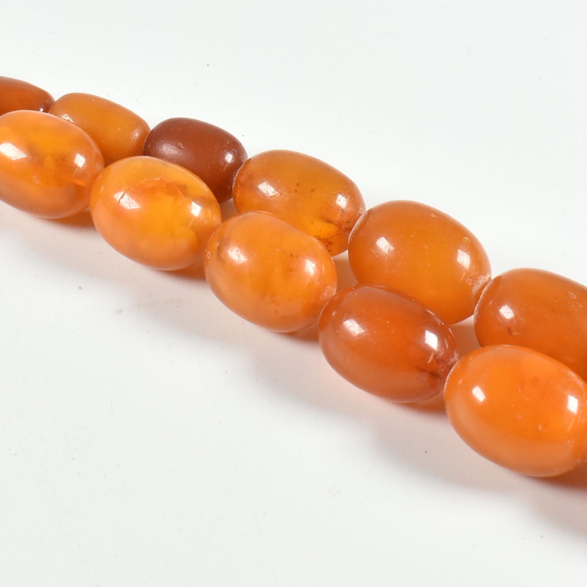 VINTAGE AMBER BEAD NECKLACE - Image 10 of 12