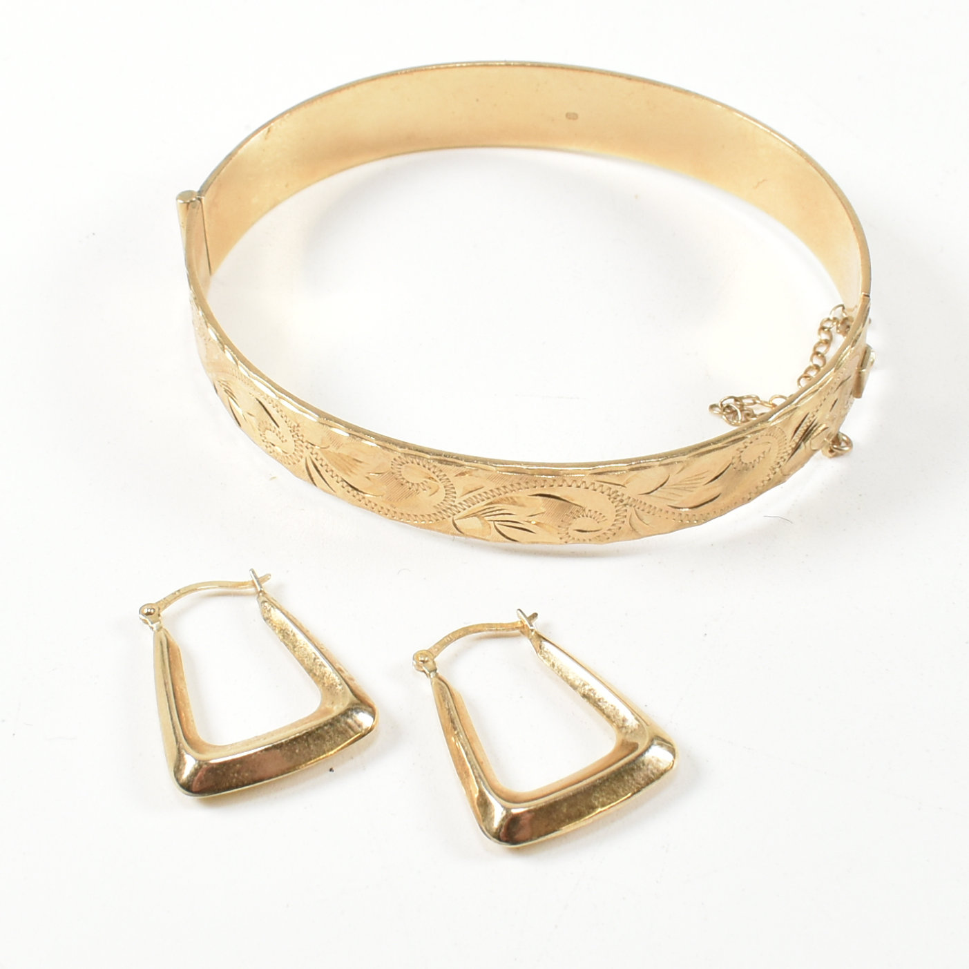 HALLMARKED 9CT GOLD HINGED BANGLE & A PAIR OF 9CT GOLD HOOP EARRINGS