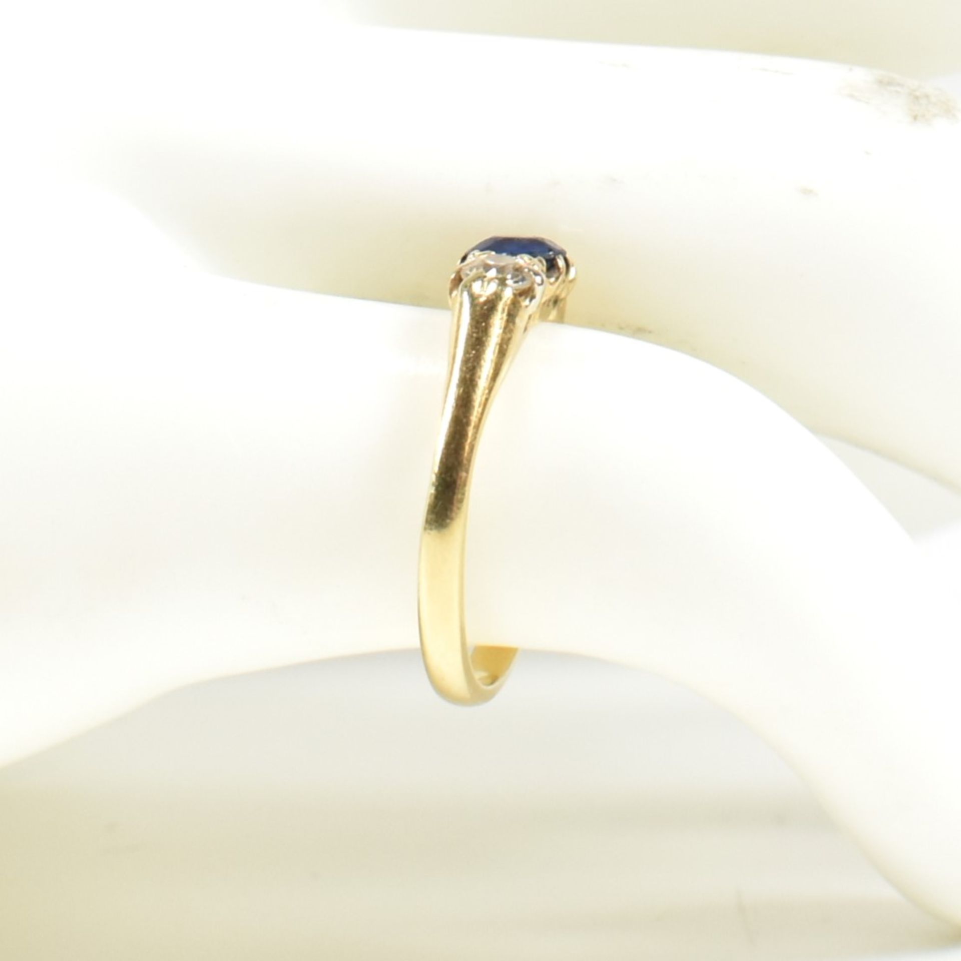 18CT SAPPHIRE & DIAMOND THREE STONE RING - Image 10 of 10