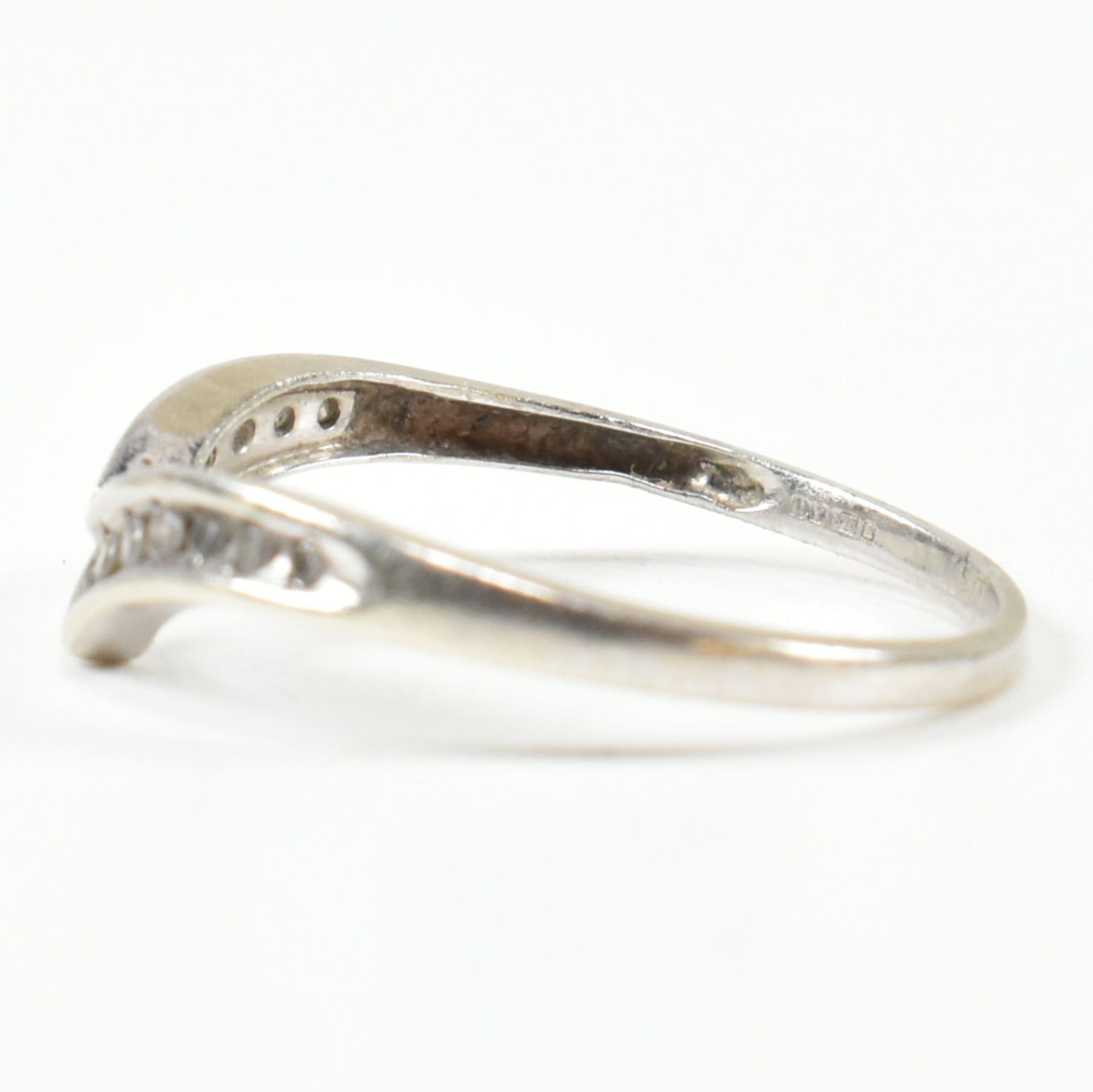 HALLMARKED 9CT WHITE GOLD & DIAMOND WISHBONE RING - Image 6 of 10