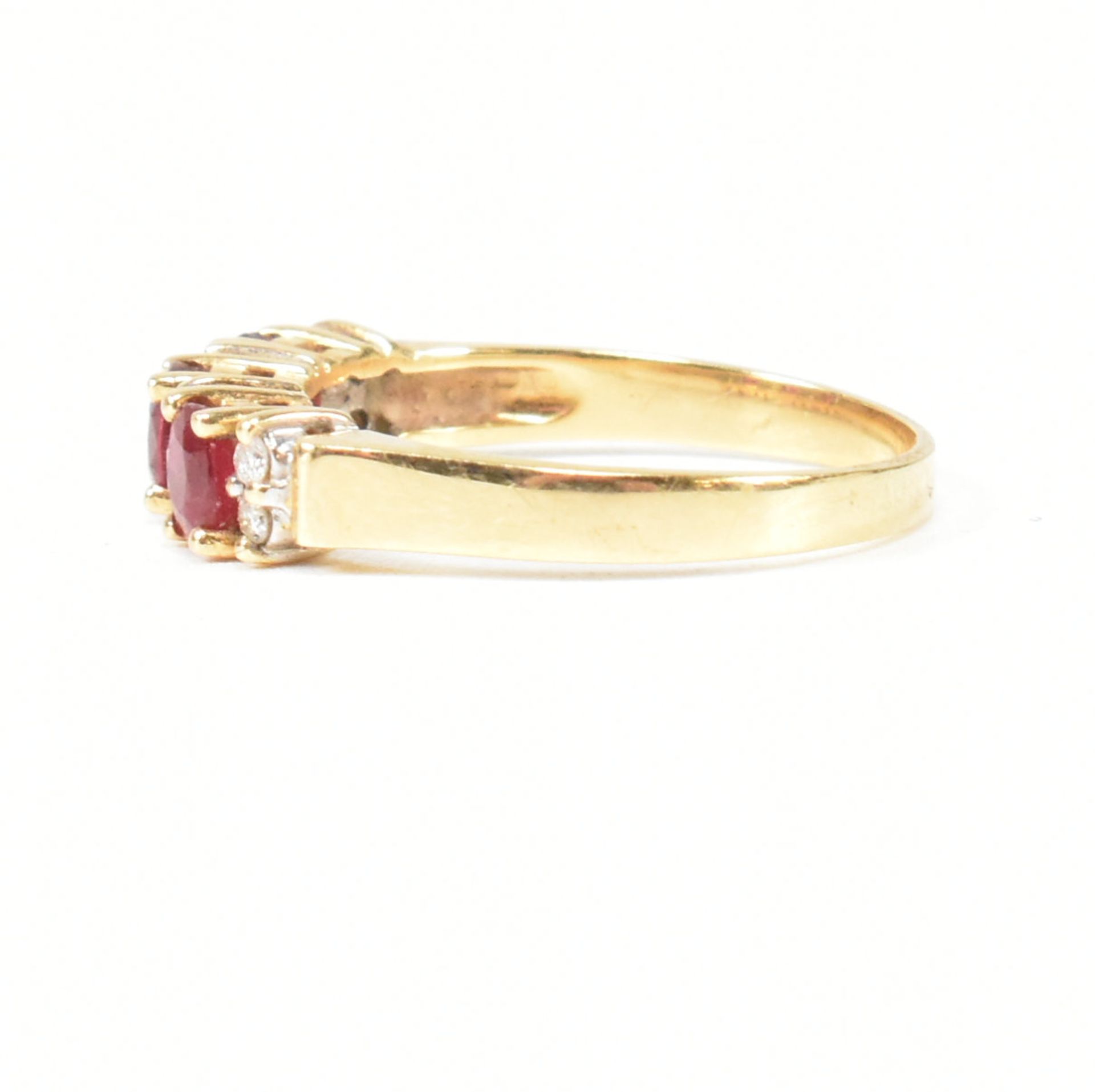 HALLMARKED 18CT GOLD RUBY & DIAMOND THREE STONE RING - Image 3 of 7