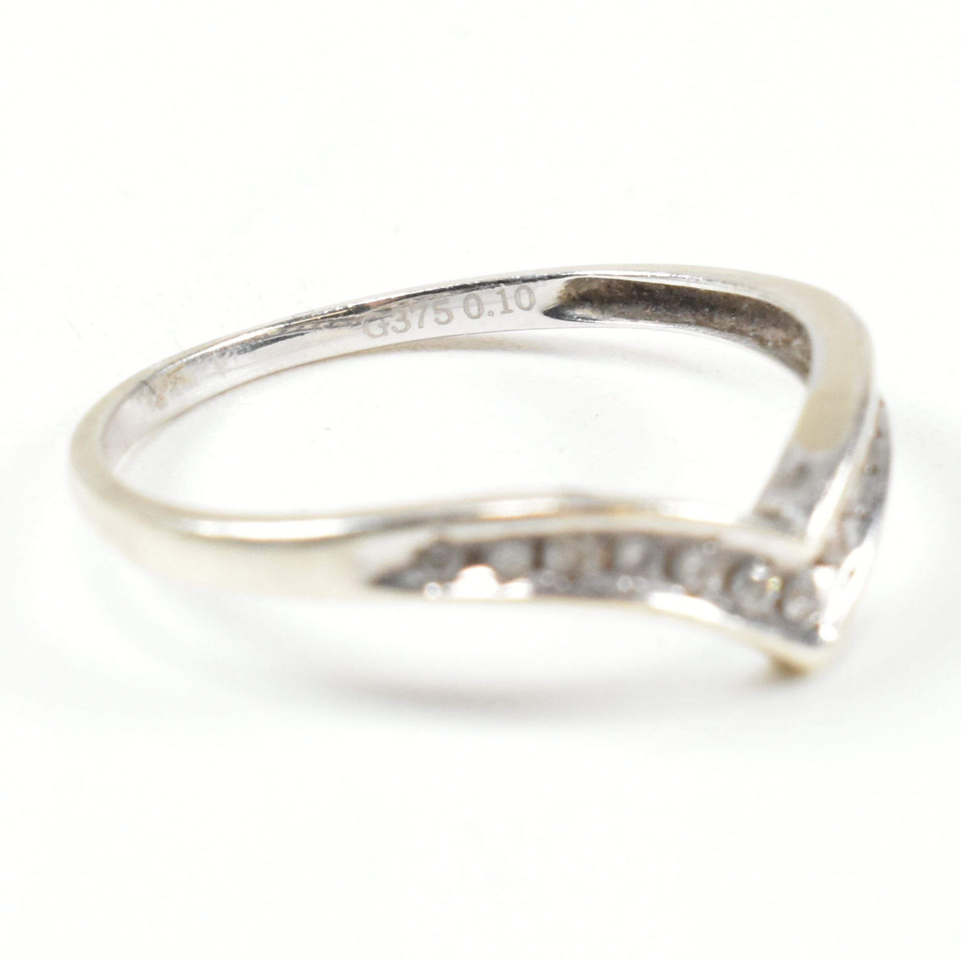 HALLMARKED 9CT WHITE GOLD & DIAMOND WISHBONE RING - Image 10 of 10