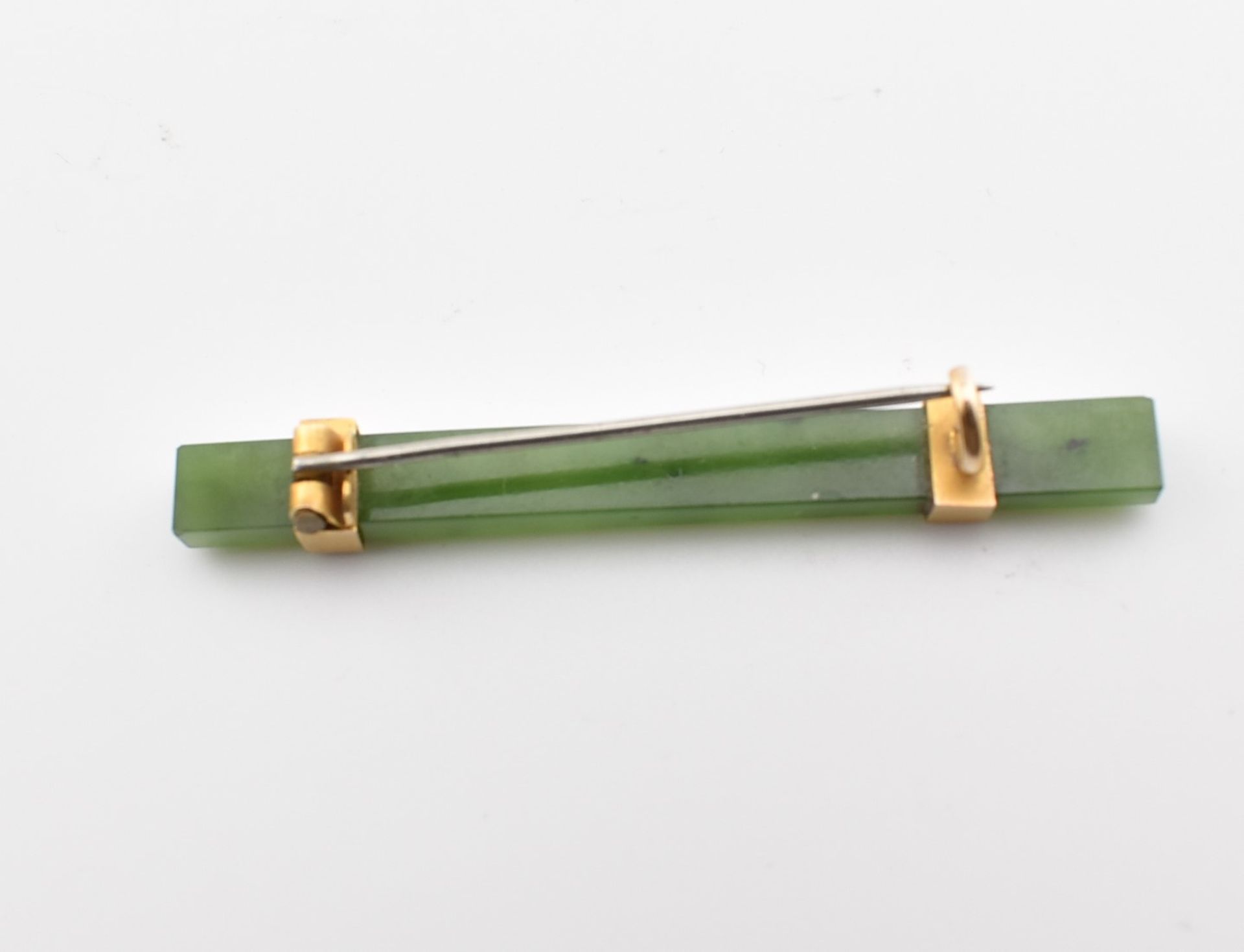 VINTAGE NEPHRITE & YELLOW METAL BAR BROOCH PIN - Bild 2 aus 8