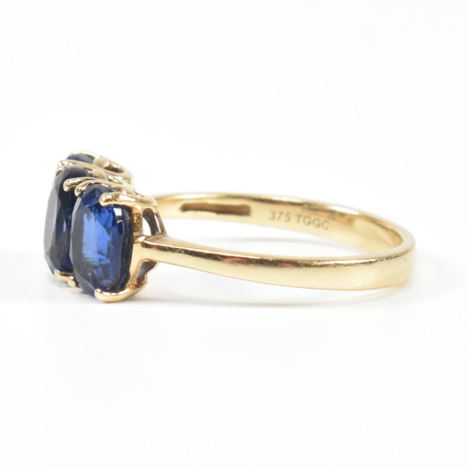 HALLMARKED 9CT GOLD & SYNTHETIC SAPPHIRE THREE STONE RING - Image 3 of 8