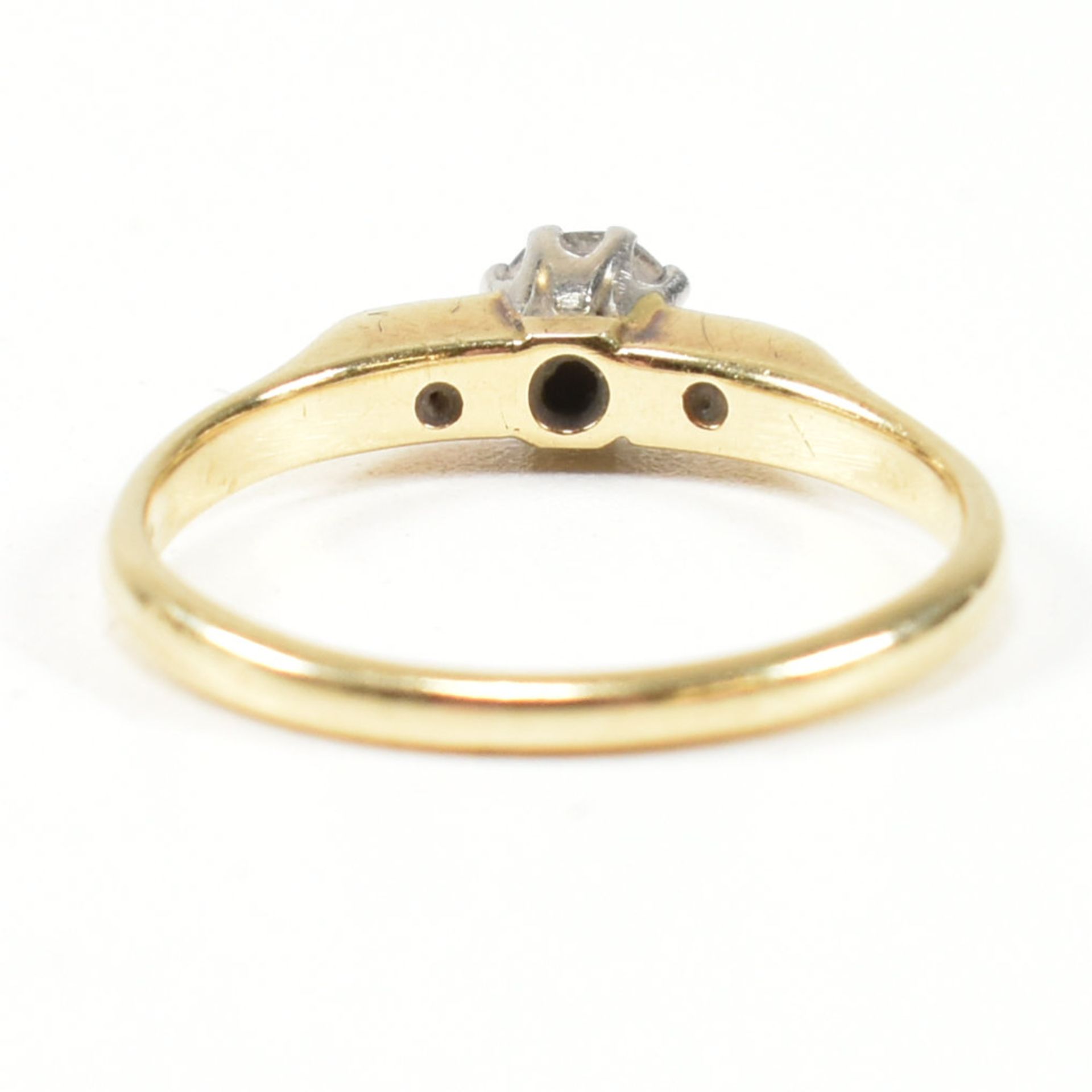18CT GOLD & DIAMOND SOLITAIRE RING - Image 5 of 8