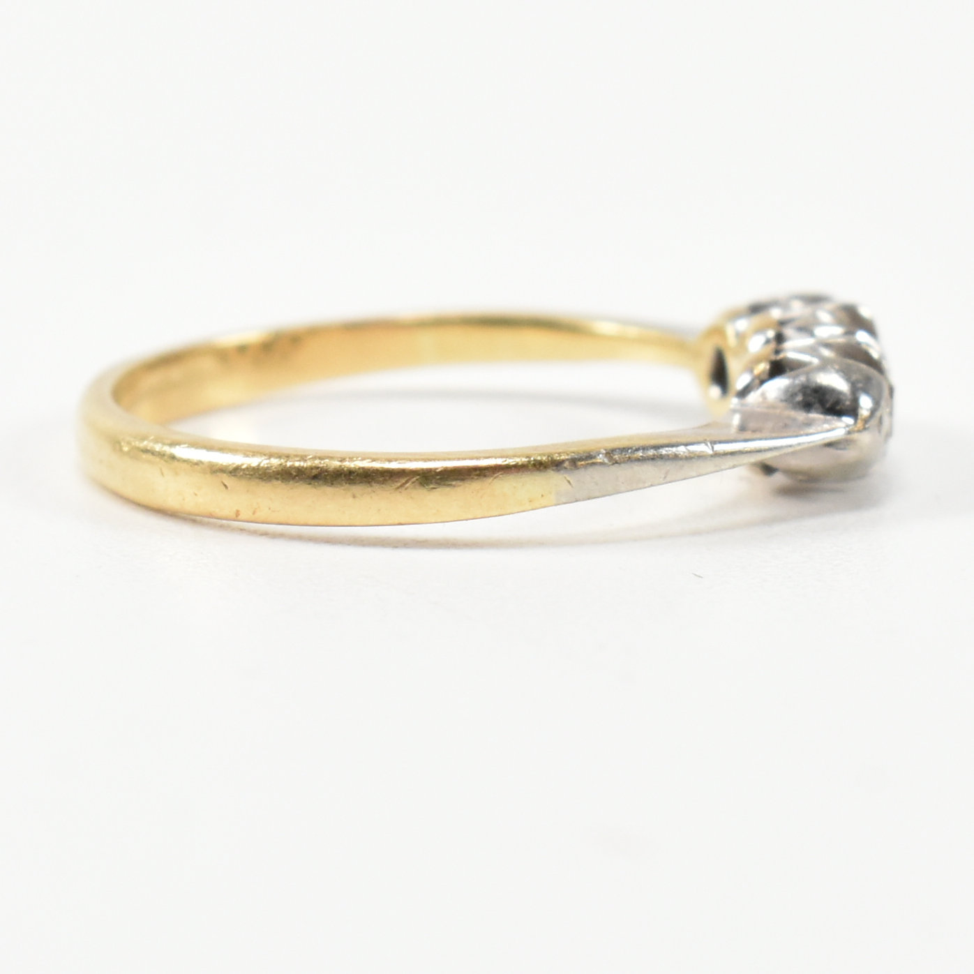 9CT GOLD & PLATINUM DIAMOND THREE STONE RING - Image 7 of 10