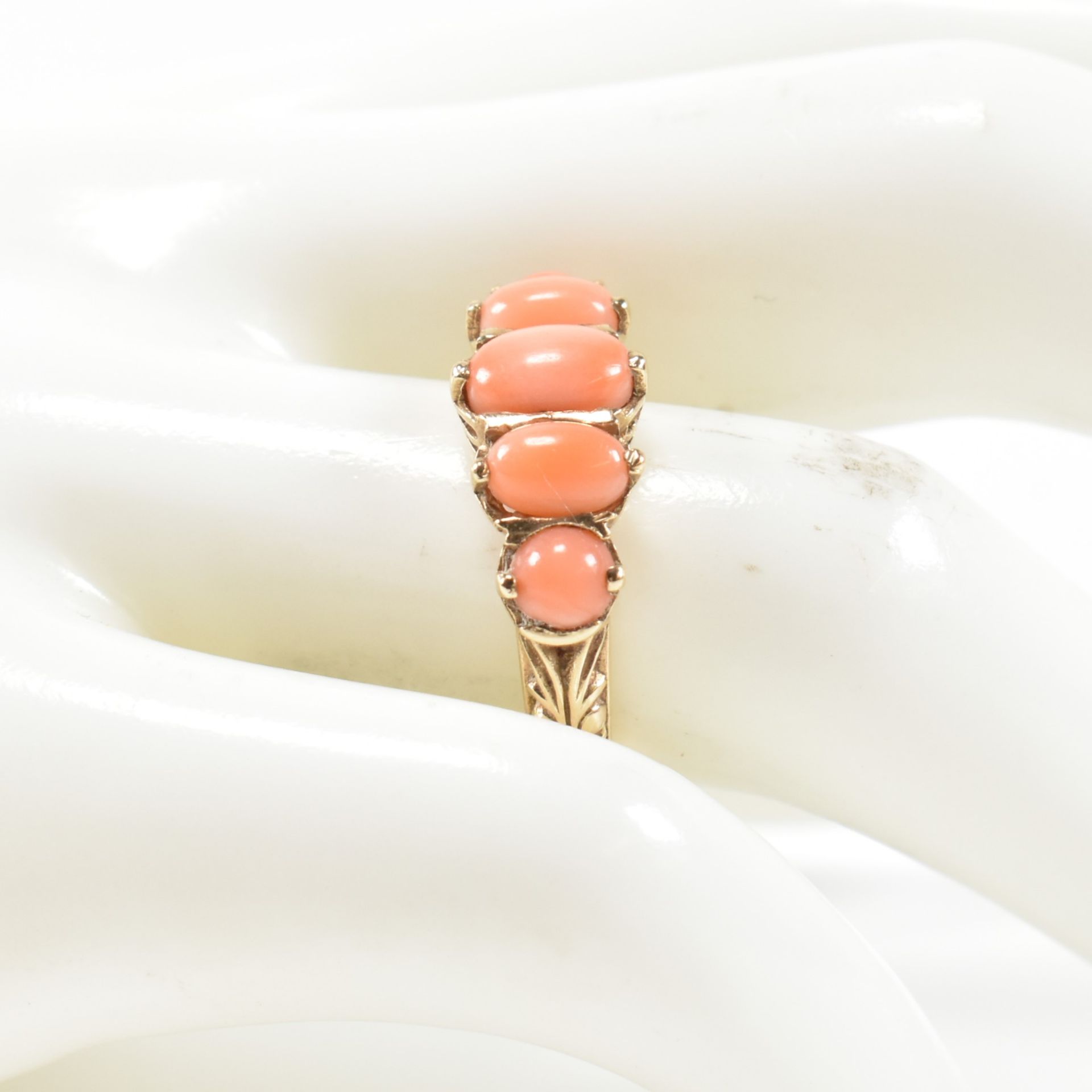 HALLMARKED 9CT GOLD & CORAL FIVE STONE RING - Image 8 of 8