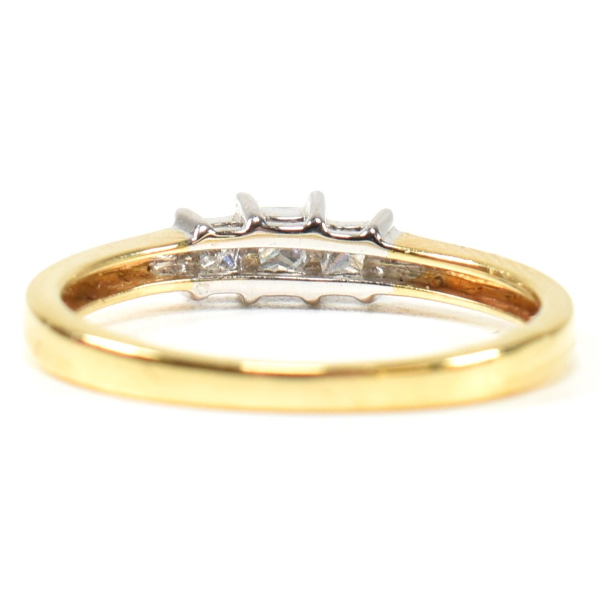 HALLMARKED 18CT GOLD & DIAMOND THREE STONE RING - Image 7 of 11