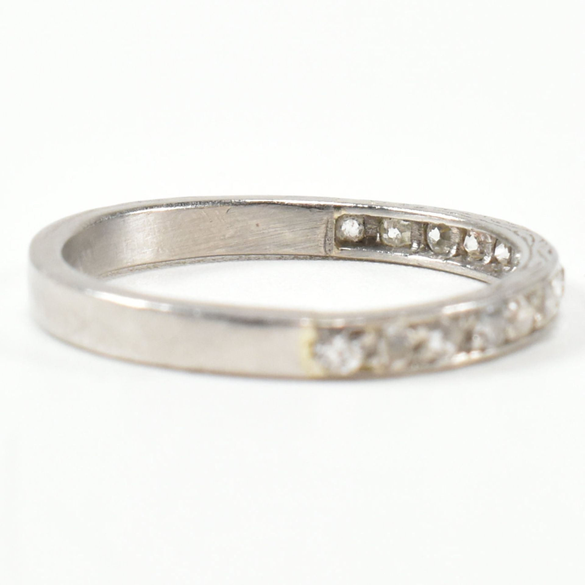 18CT WHITE GOLD & DIAMOND HALF ETERNITY RING - Bild 4 aus 10