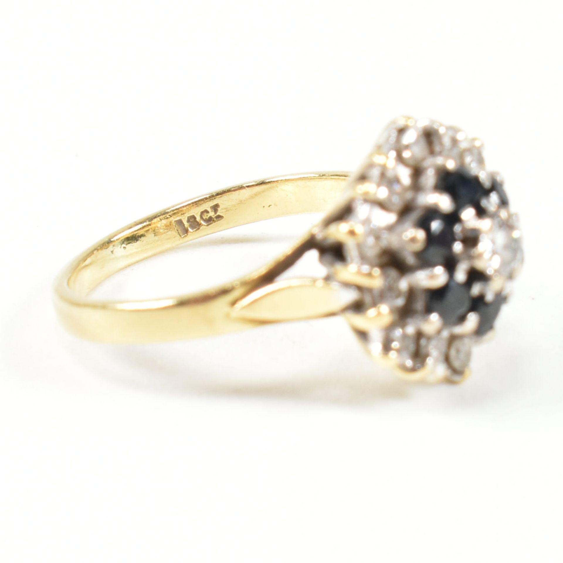 18CT GOLD SAPPHIRE & DIAMOND CLUSTER RING - Bild 6 aus 7