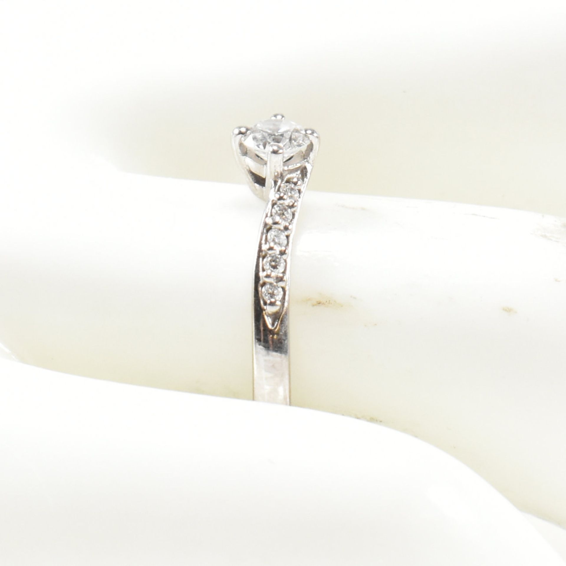 HALLMARKED 18CT WHITE GOLD & DIAMOND CROSSOVER RING - Image 9 of 9