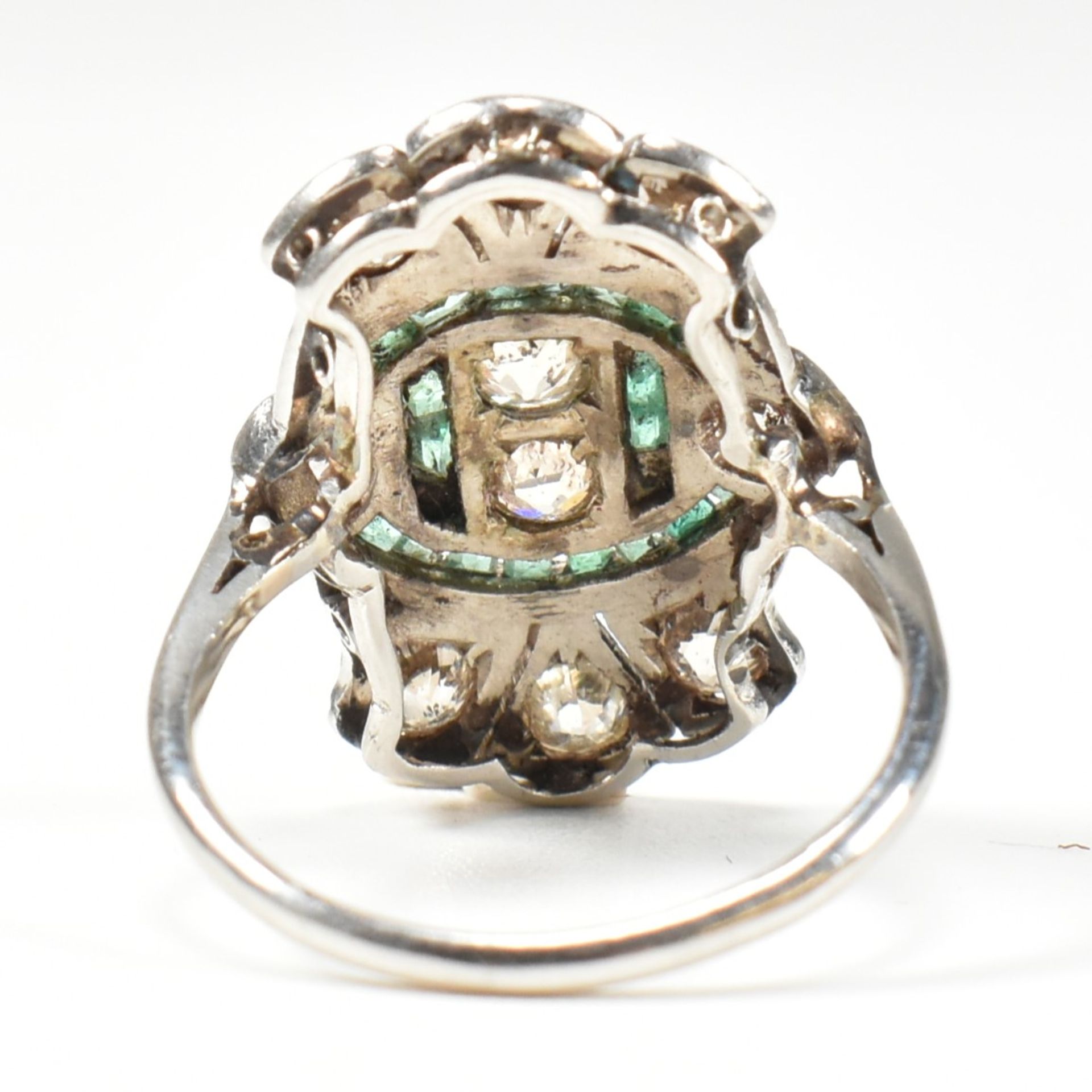 ART DECO PLATINUM EMERALD & DIAMOND RING - Image 2 of 10