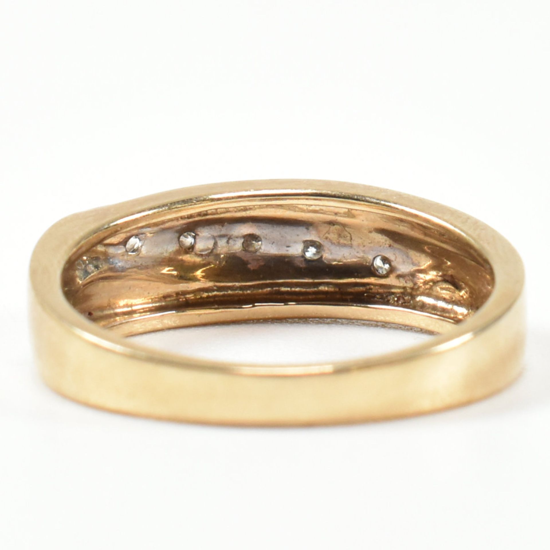 HALLMARKED 9CT GOLD & DIAMOND TWO TONE BAND RING - Image 2 of 9