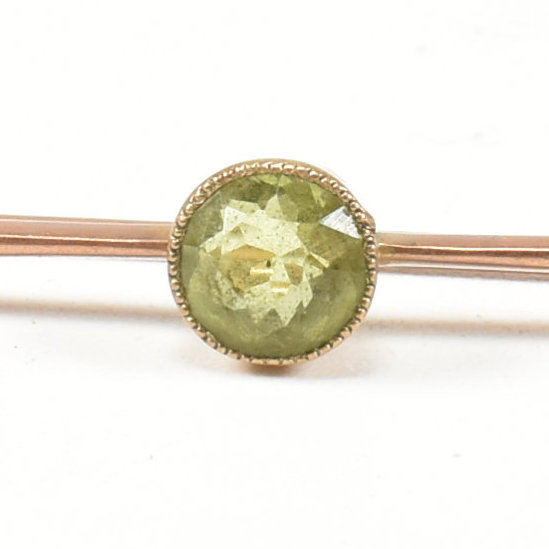 9CT GOLD & PERIDOT BAR BROOCH PIN - Image 2 of 5