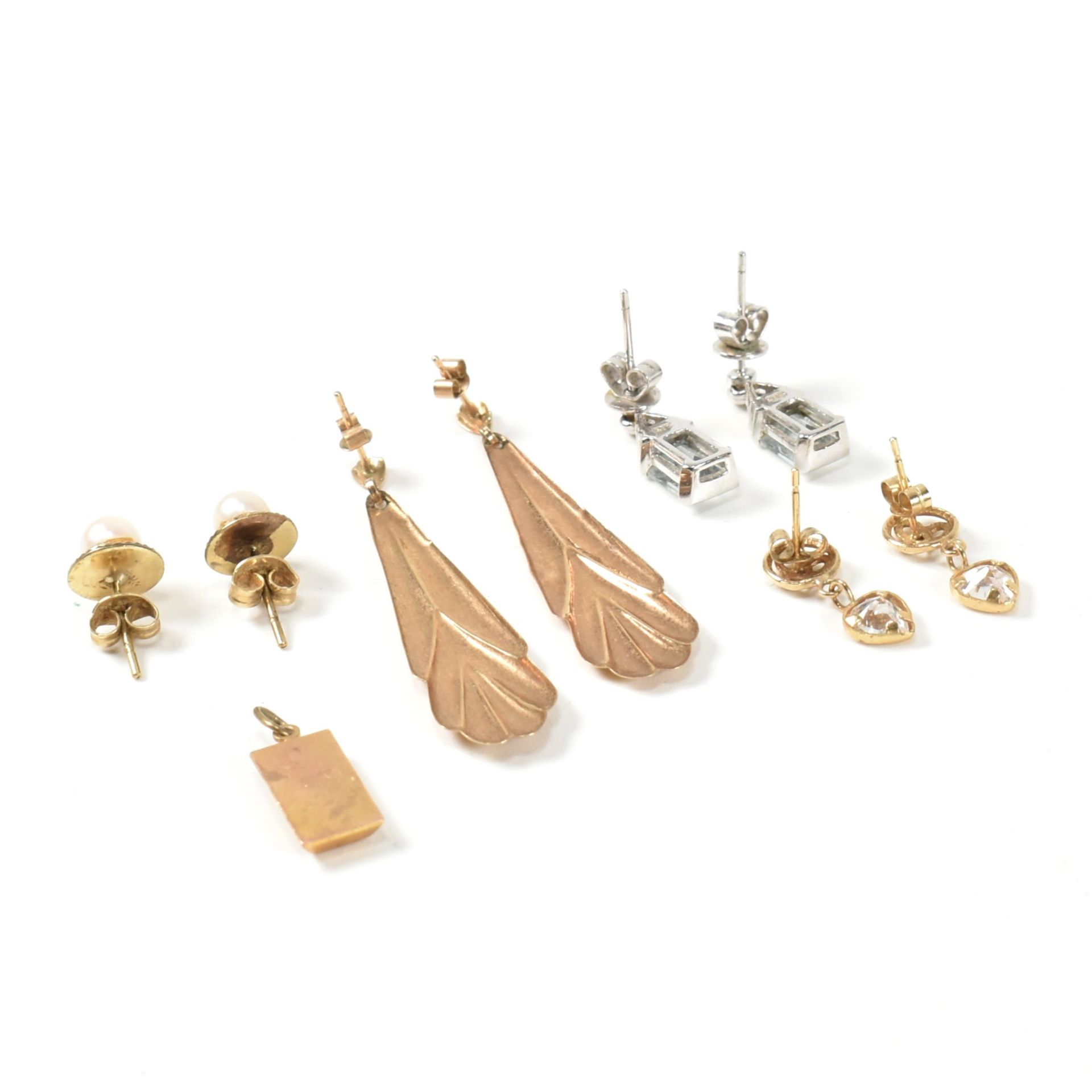 COLLECTION OF 9CT GOLD EARRINGS & NECKLACE PENDANT - Image 2 of 4