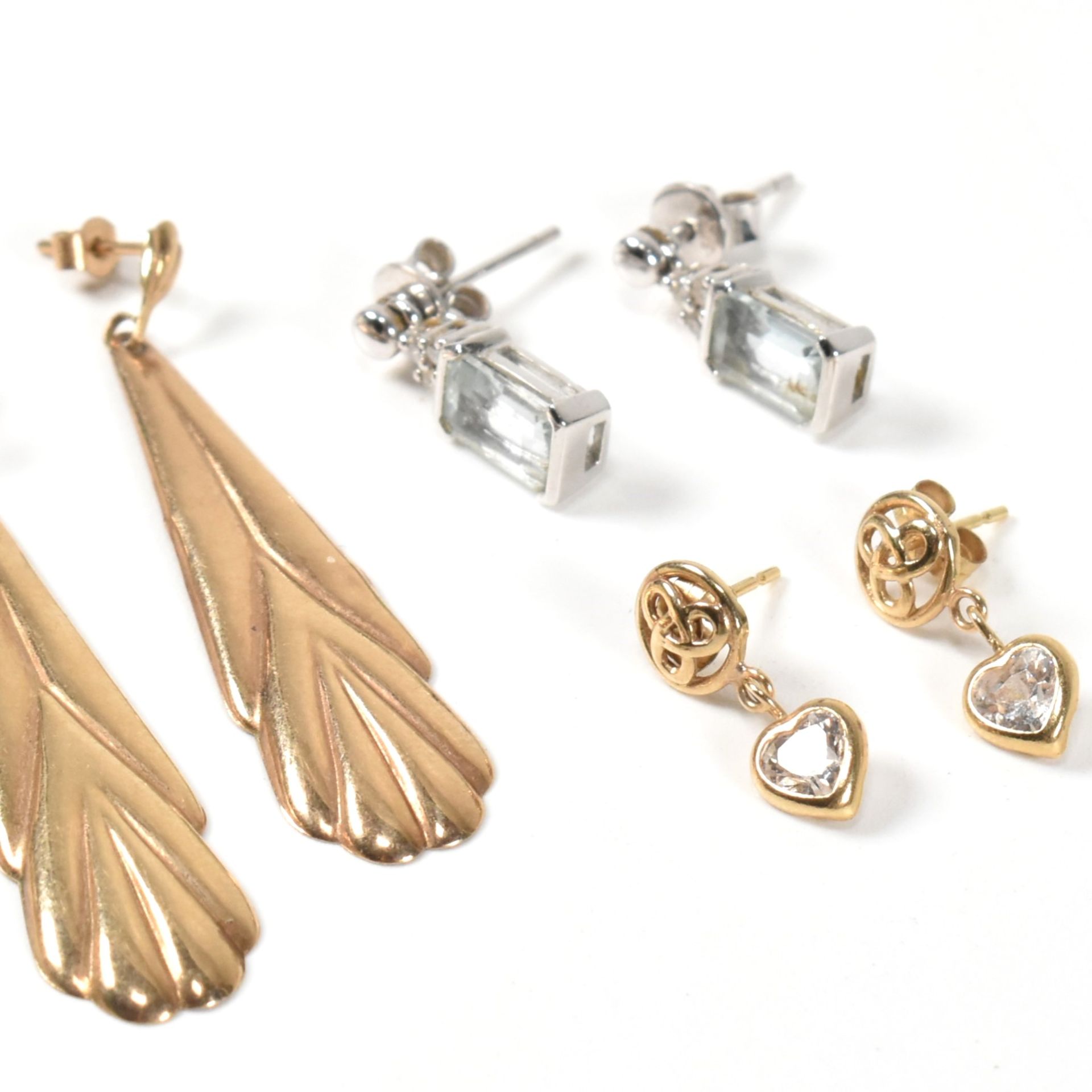 COLLECTION OF 9CT GOLD EARRINGS & NECKLACE PENDANT - Image 3 of 4