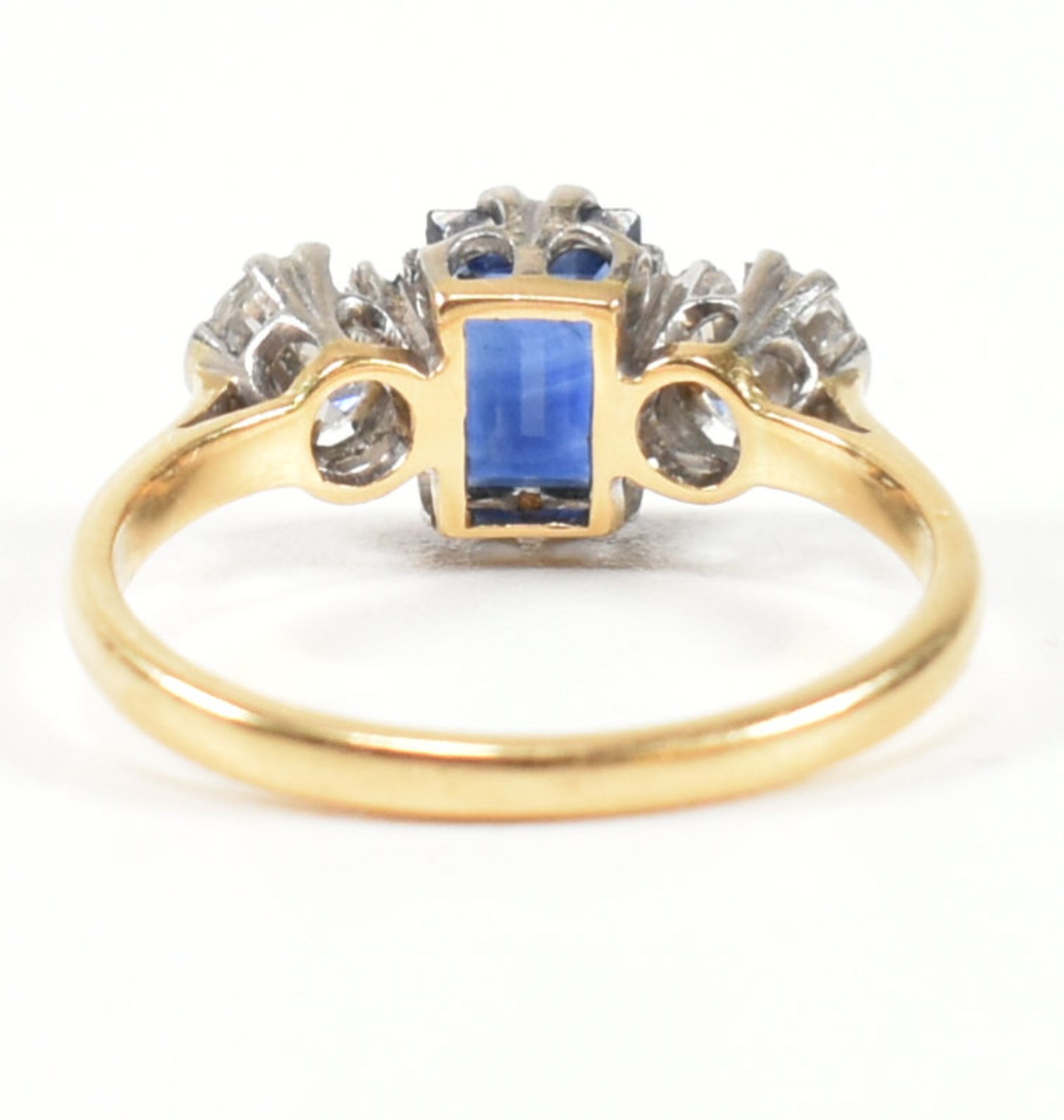 18CT GOLD SAPPHIRE & DIAMOND THREE STONE RING - Bild 4 aus 7