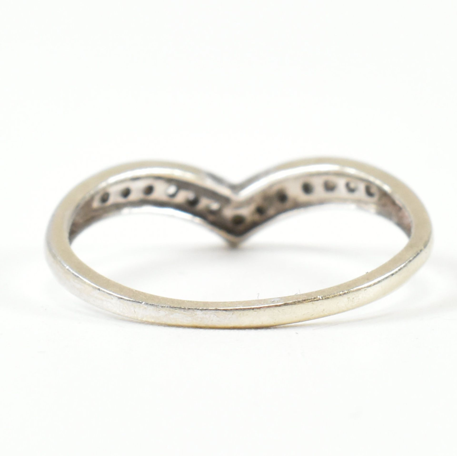 HALLMARKED 9CT WHITE GOLD & DIAMOND WISHBONE RING - Image 3 of 10