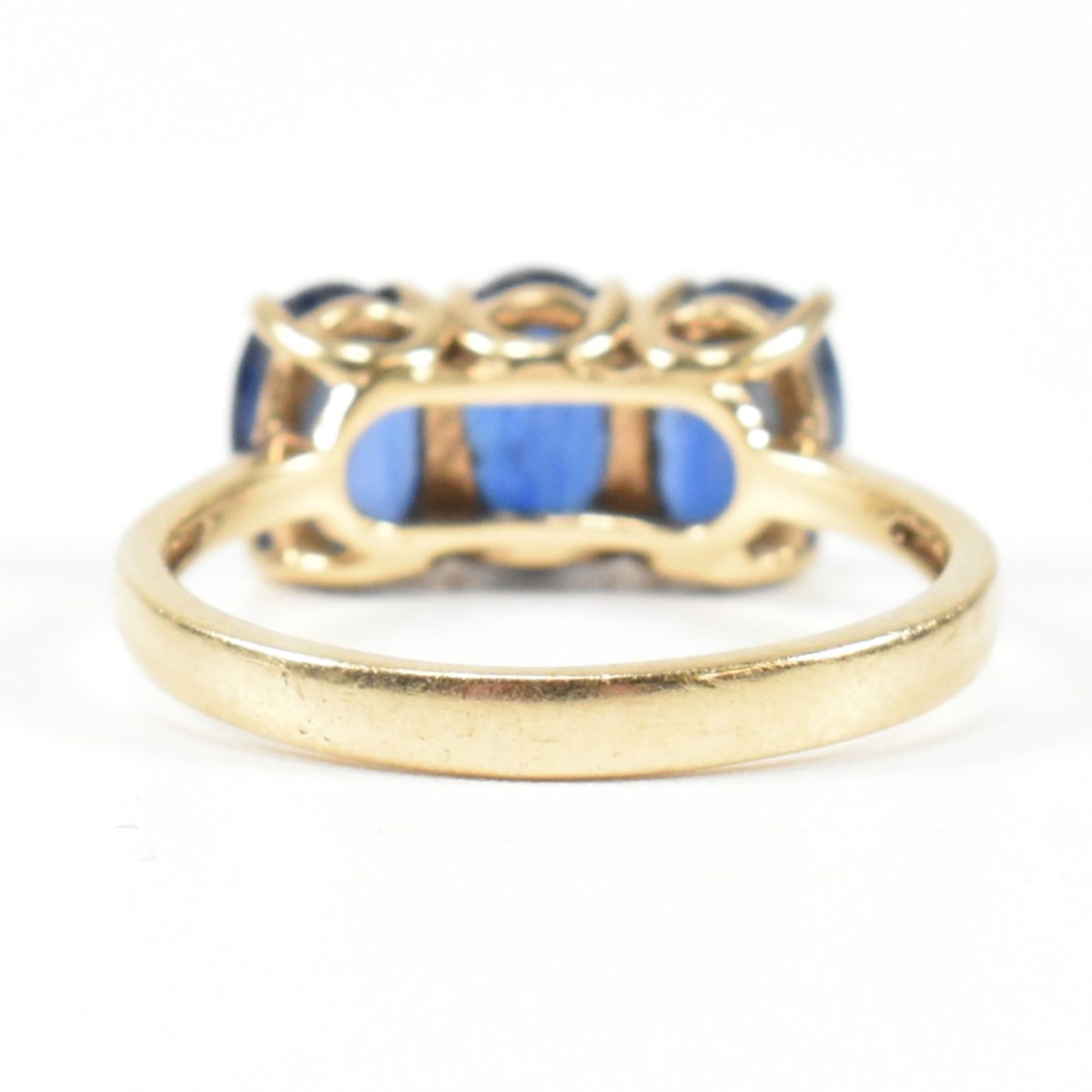 HALLMARKED 9CT GOLD & SYNTHETIC SAPPHIRE THREE STONE RING - Image 5 of 8