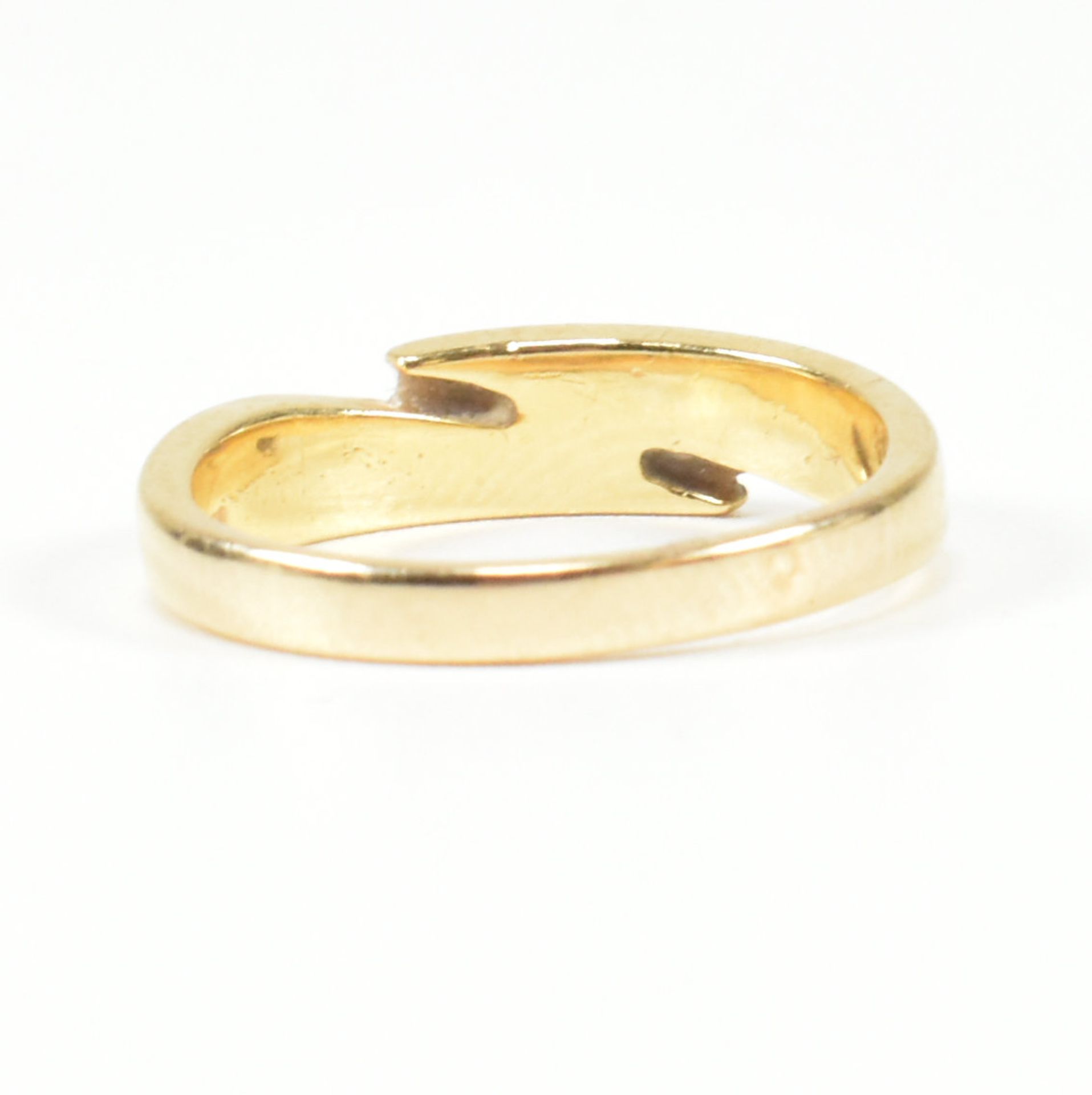 18CT GOLD & DIAMOND CROSSOVER BAND RING - Image 5 of 8