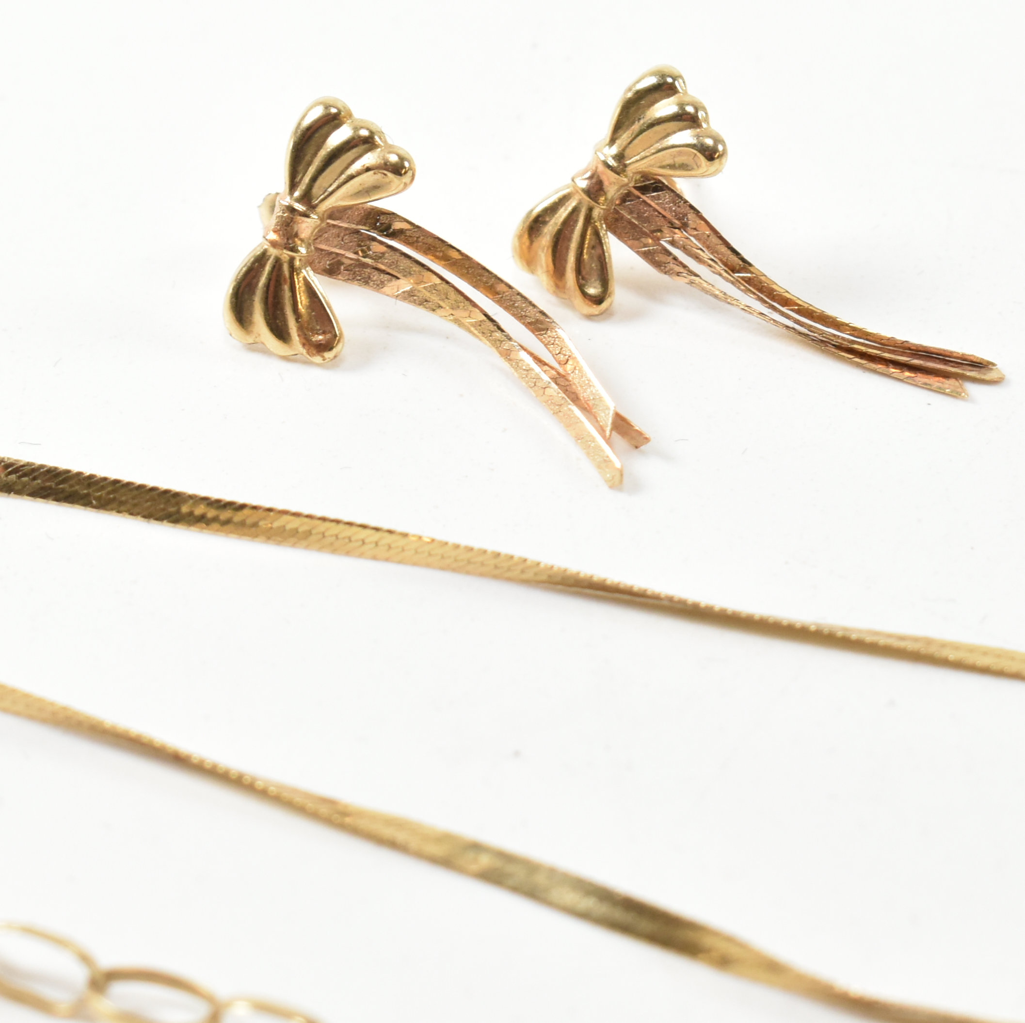 9CT GOLD SNAKE CHAIN BOW EARRINGS & TWO 9CT GOLD BRACELETS - Image 3 of 6