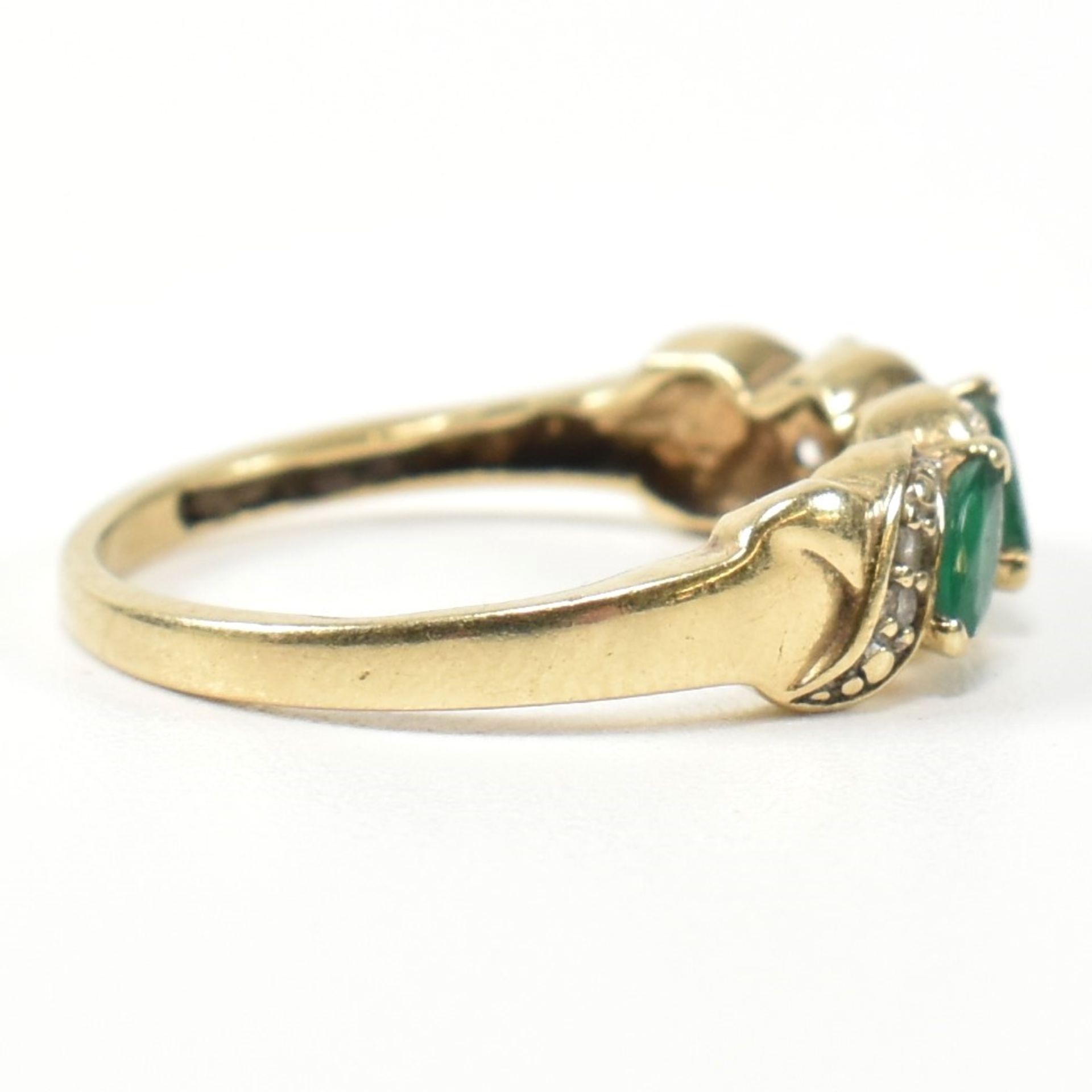 9CT GOLD DIAMOND & EMERALD TWIST BAND RING - Bild 4 aus 9