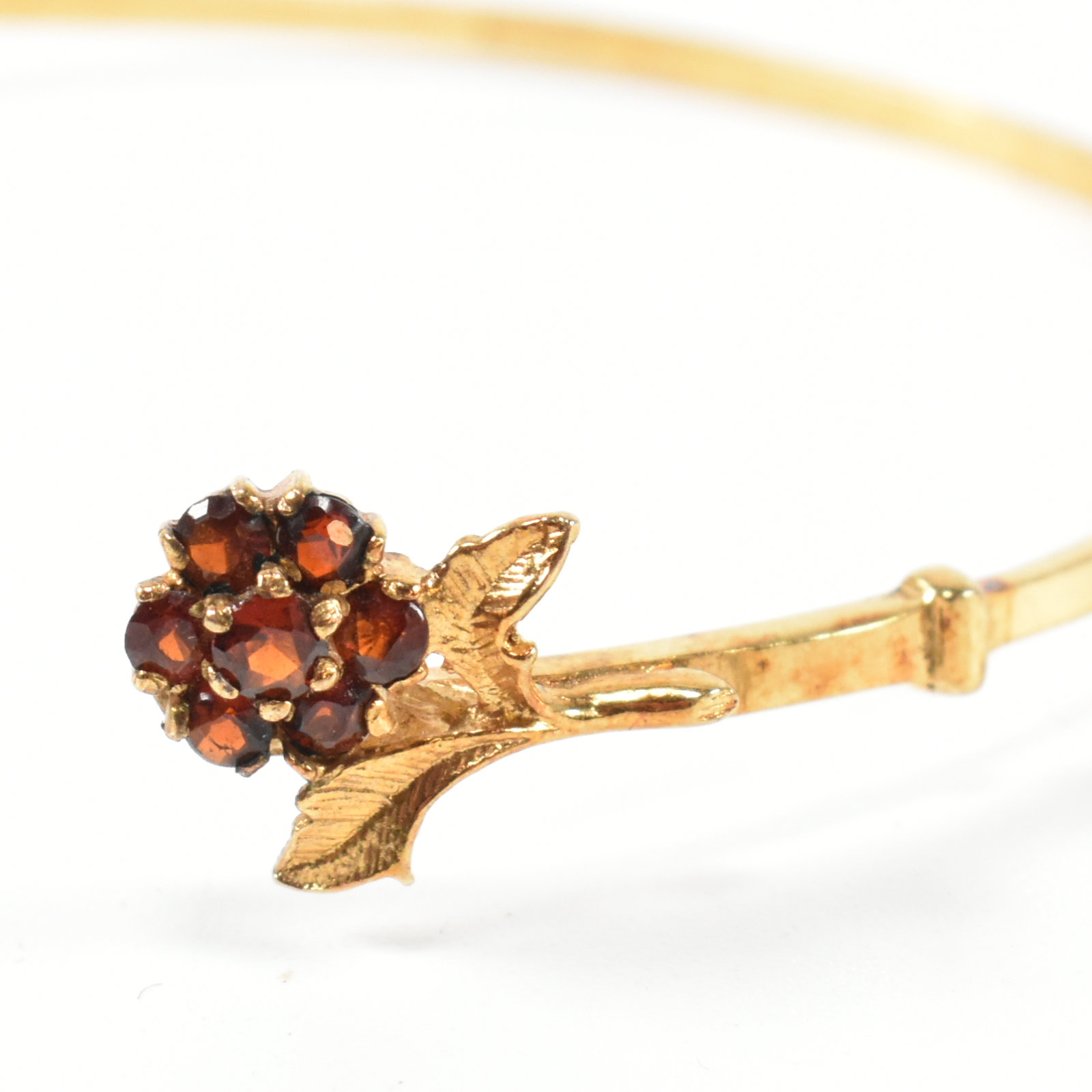 HALLMARKED 9CT GOLD & GARNET FLOWER CLUSTER TORQUE BANGLE - Image 2 of 8