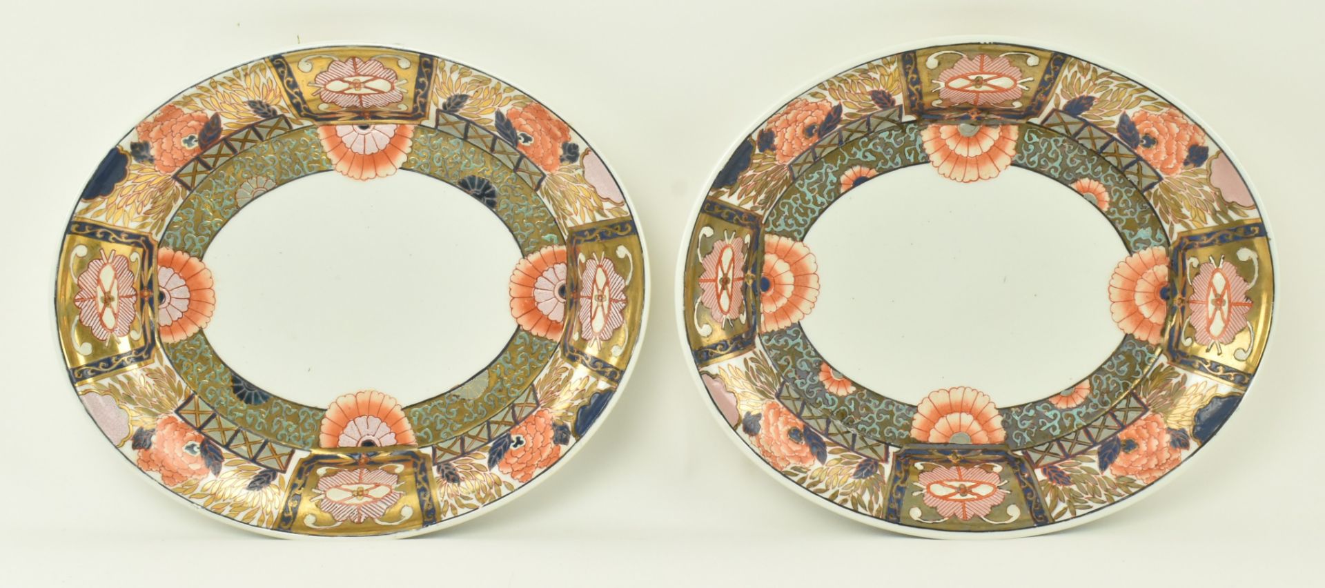 PAIR OF ROYAL CROWN DERBY STYLE OLD IMARI CERAMIC PLATES