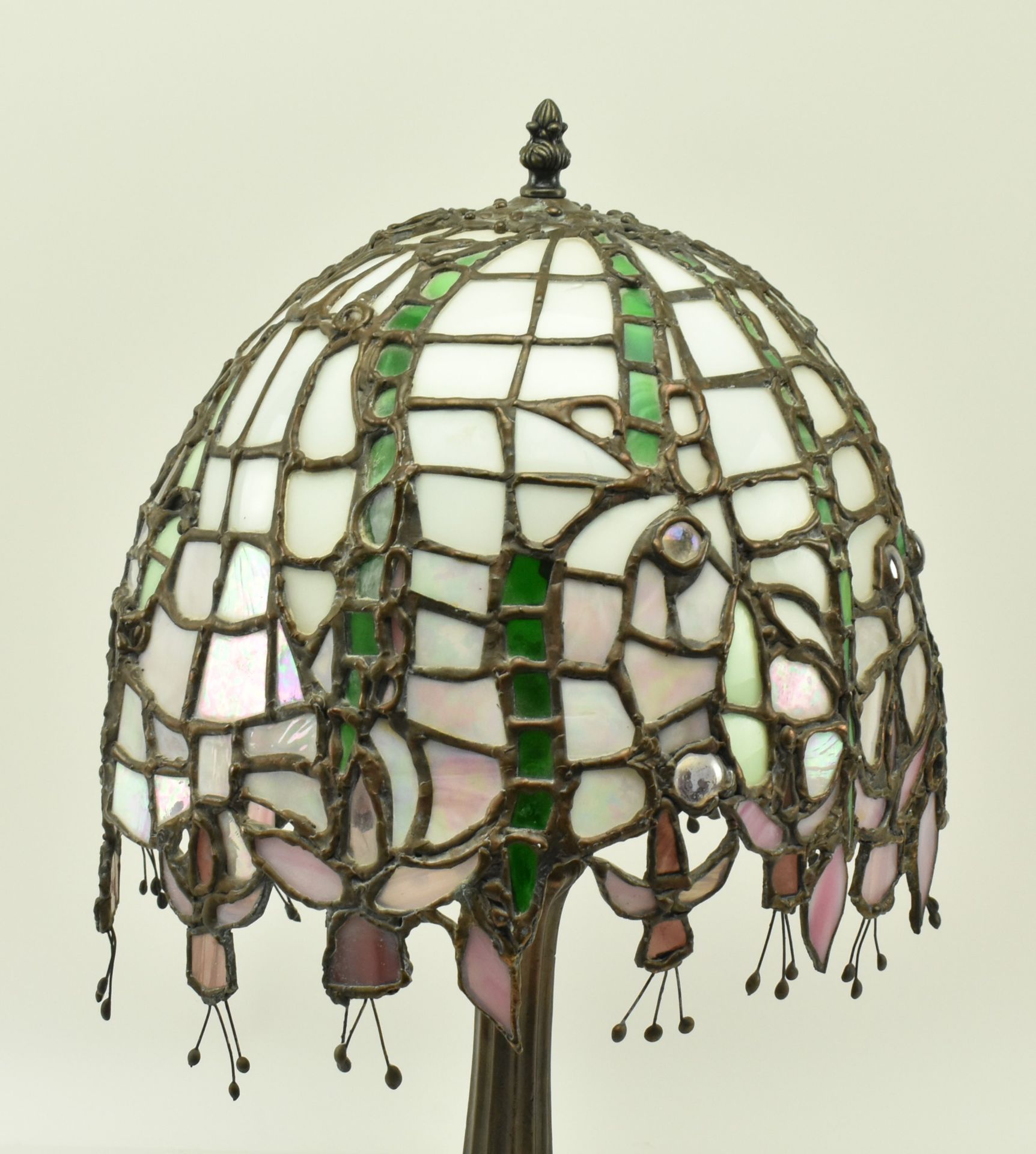 JOHN LEATHWOOD - STAINED LEADED GLASS TIFFANY STYLE DESK LAMP - Image 4 of 8