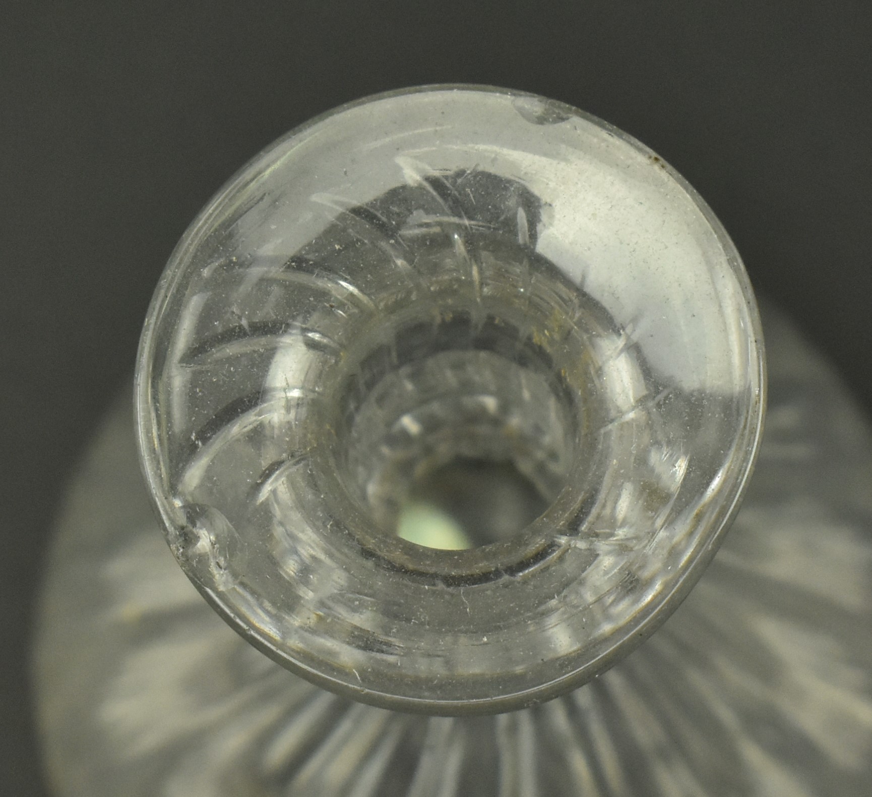 EARLY 19TH CENTURY RIBBED GLASS VIAL WITH STOPPER - Image 3 of 7