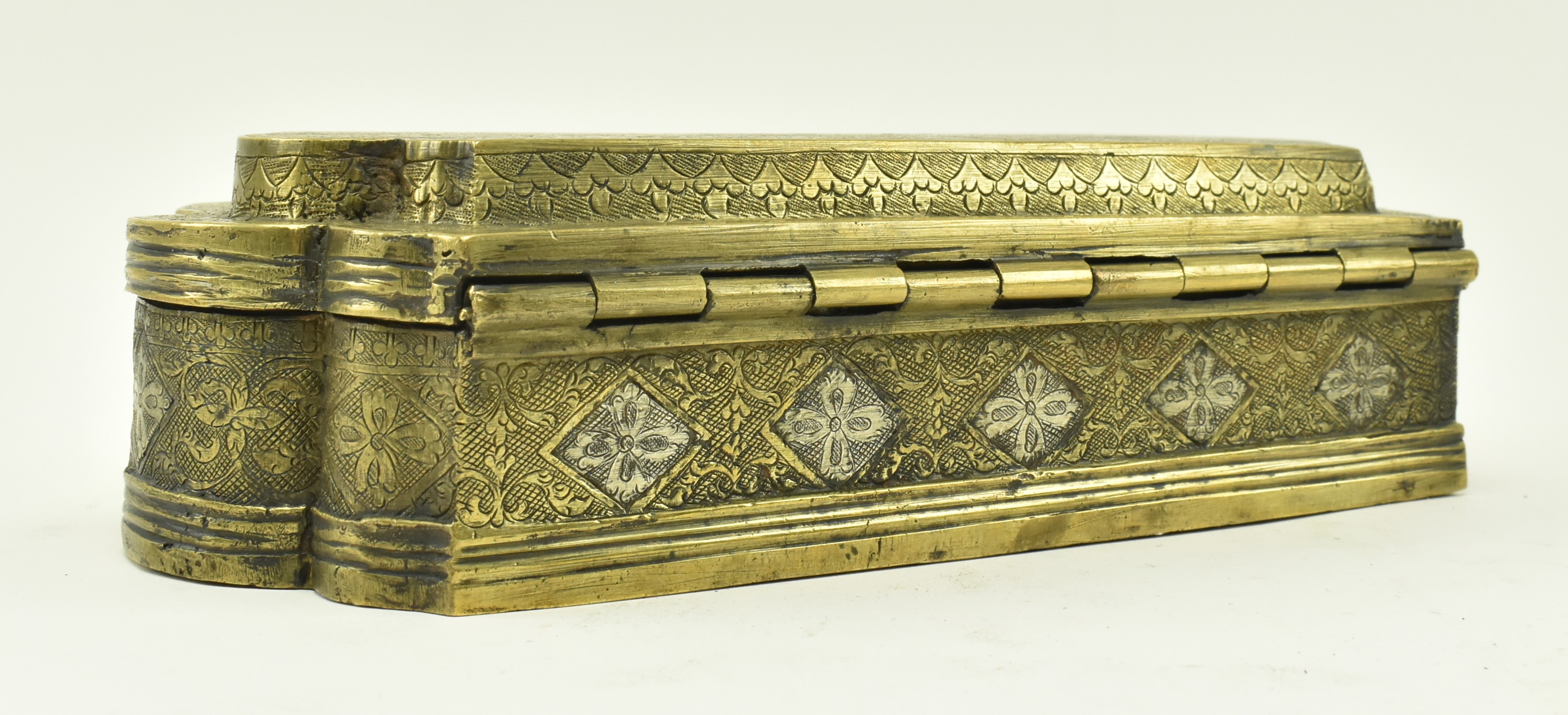EARLY 20TH CENTURY ISLAMIC BRONZE BETEL BOX WITH SILVER INLAY - Image 6 of 6