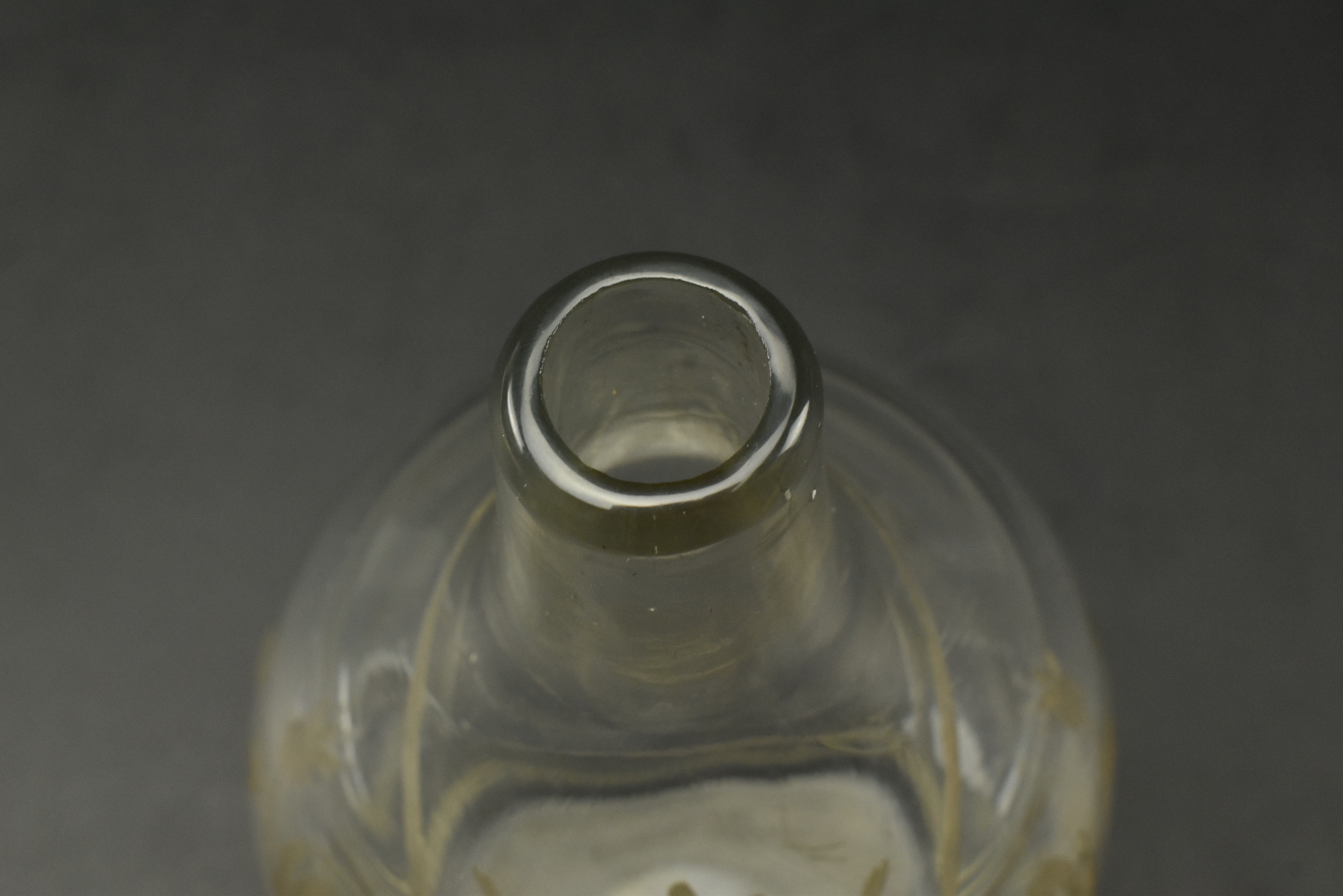 C1770 GEORGE III LYNN GLASS ETCHED PORT DECANTER - Image 3 of 6